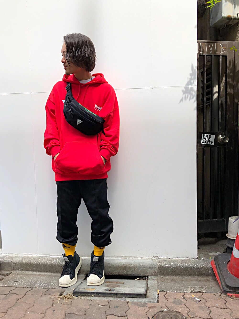 「シンプル、red、秋のコーデ、LHP、BALENCIAGA、RickOwens×adidas、gosharubchinskiy、WHITELAND BLACKBURN、BALEMENTS、LHP上野」｜「Gosha Rubchinskiyのアイテム（ソックス/靴下、イエロー系）」を使った、kazuya muraiさん（メンズ・168cm）の秋コーディネートの1枚目の写真