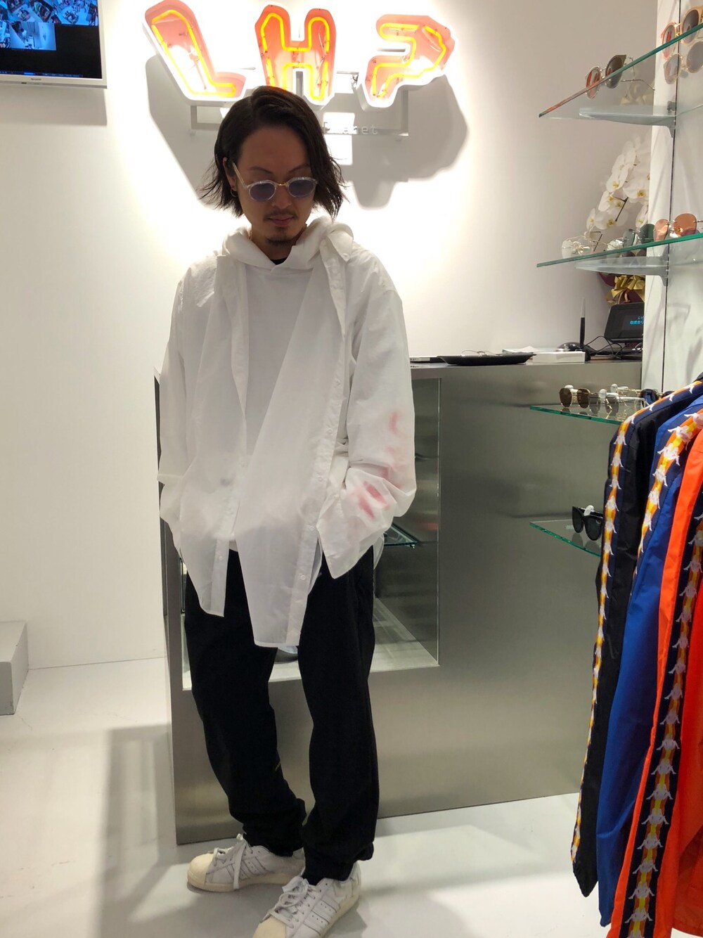 「adidas、秋のコーデ、LHP、白コーデ、adsr、WHITELAND BLACKBURN、LHP上野」｜「WHITELANDのWHITELAND/ホワイトランド/ヘビーコットンジャージーパンツ（その他パンツ、ブラック系）」を使った、kazuya muraiさん（メンズ・168cm）の秋コーディネートの1枚目の写真