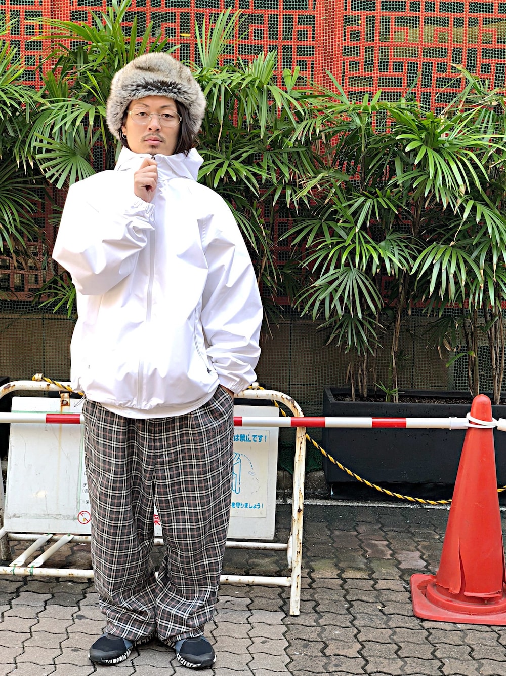 「LHP、Danke schon、チェックパンツ、White Mountaineering、秋服、パイロットキャップ、flagstuff、WHITELAND BLACKBURN、LHP上野」｜「WHITE MOUNTAINEERINGのアイテム（スニーカー、ブラック系）」を使った、kazuya muraiさん（メンズ・168cm）の秋コーディネートの1枚目の写真
