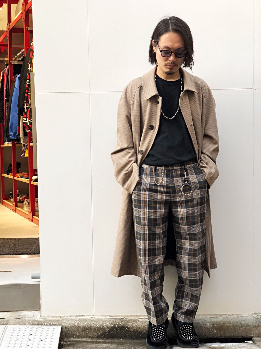 「チェックパンツ、adsr、WHITELAND BLACKBURN、blackmeans、wwwm、PALM ANGELS、韓国ファッション、LHP、きれいめカジュアル、LHP上野」｜「WHITELANDのWHITELAND/ホワイトランド/ガンクラブチェックトレンチコート(18A-BSL320-WL)（トレンチコート、ブラウン系）」を使った、kazuya muraiさん（メンズ・168cm）の秋コーディネートの1枚目の写真