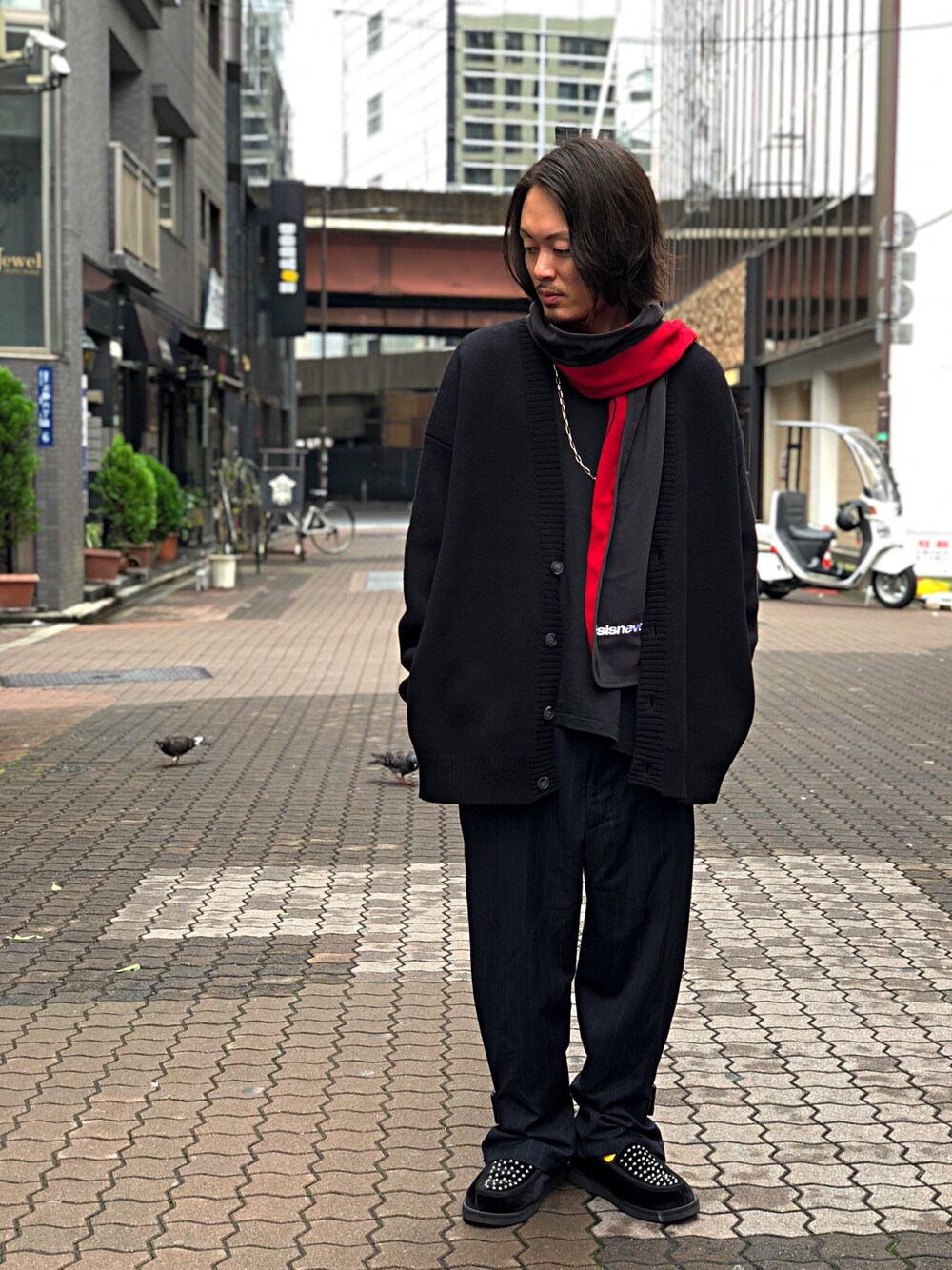 「カーディガン、ブラックコーデ、LHP、ワイドパンツ、スリッポン、gosharubchinskiy、WHITELAND BLACKBURN、PALM ANGELS、LHP上野、wearhalloween2018」｜「Palm Angelsのアイテム（スニーカー、ブラック系）」を使った、kazuya muraiさん（メンズ・168cm）の秋コーディネートの1枚目の写真