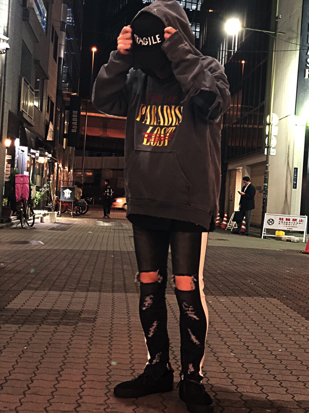 「秋コーデ、ダメージデニムパンツ、スニーカー、Danke schon、WHITELAND BLACKBURN、AZS、ALCHEMIST、LHP、LHP上野」｜「DANKE SCHONのDankeSchon/ダンケシェン/デニムラインサイドジップパンツ（デニムパンツ、ブラック系）」を使った、kazuya muraiさん（メンズ・168cm）の秋コーディネートの1枚目の写真
