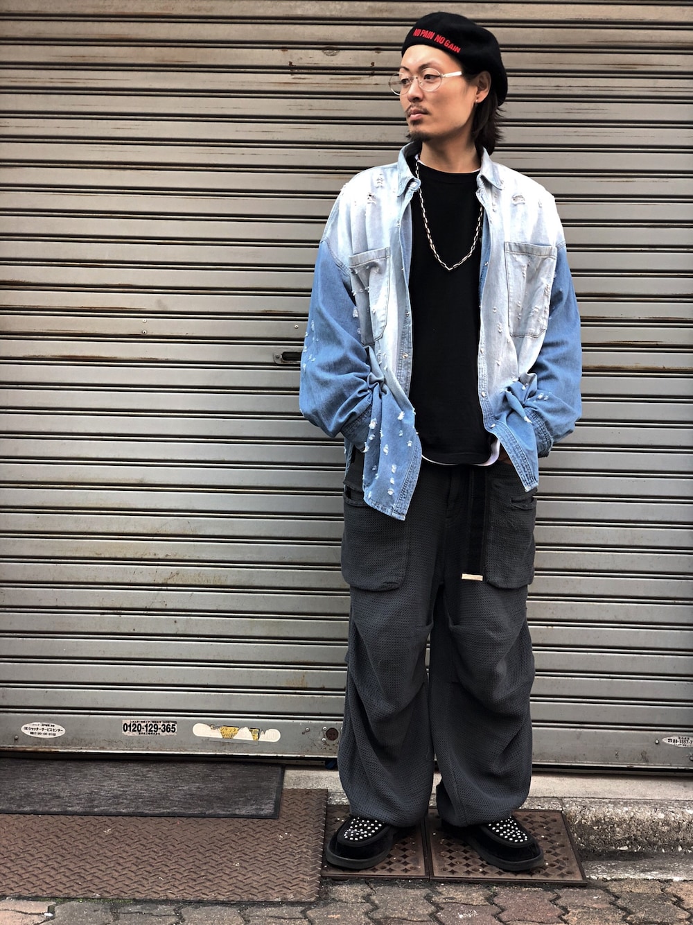 「ストリート服が好き、Danke schon、ベレー帽、デニムシャツ、アメカジ、blackmeans、LHP、LHP上野」｜「blackmeansのアイテム（パンツ、グレー系）」を使った、kazuya muraiさん（メンズ・168cm）の秋コーディネートの1枚目の写真