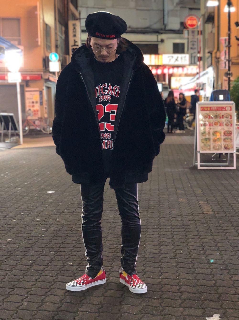 「ihnomuhnit、シンプル、オーバーサイズ、VANS、Danke schon、WHITELAND BLACKBURN、PARIS、LHP、LHP上野」｜「VANSのVANS/バンズ/CLASSIC SLIP-ON（スニーカー、レッド系）」を使った、kazuya muraiさん（メンズ・168cm）の秋コーディネートの1枚目の写真