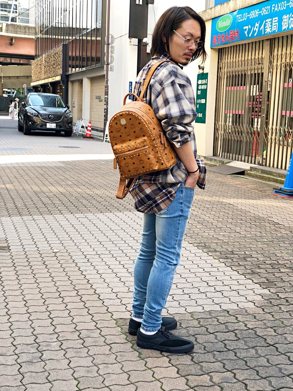「デニム、バックパック、LHP、MCM、Danke schon、シャツスタイル、秋コーデ、ctr1、LHP上野、シンプルおしゃれが好き」｜「CLUB PARKのCLEAR WEATHER/クリアウェザー/DONNY ALL BLACK（スニーカー、ブラック系）」を使った、kazuya muraiさん（メンズ・168cm）の秋コーディネートの1枚目の写真