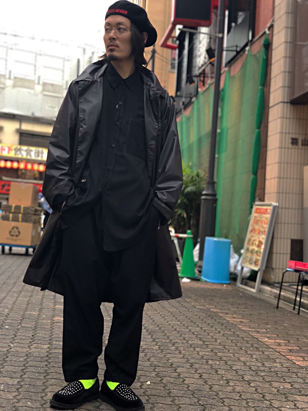 「お目立ちネオンコーデ、art comes first、ブラック、シンプルおしゃれが好き、PALM ANGELS、WHITELAND BLACKBURN、イージーパンツ、Danke schon、LHP、LHP上野」｜「WHITELANDのWHITELAND/ホワイトランド/Easy Pants（パンツ、ブラック系）」を使った、kazuya muraiさん（メンズ・168cm）の秋コーディネートの1枚目の写真