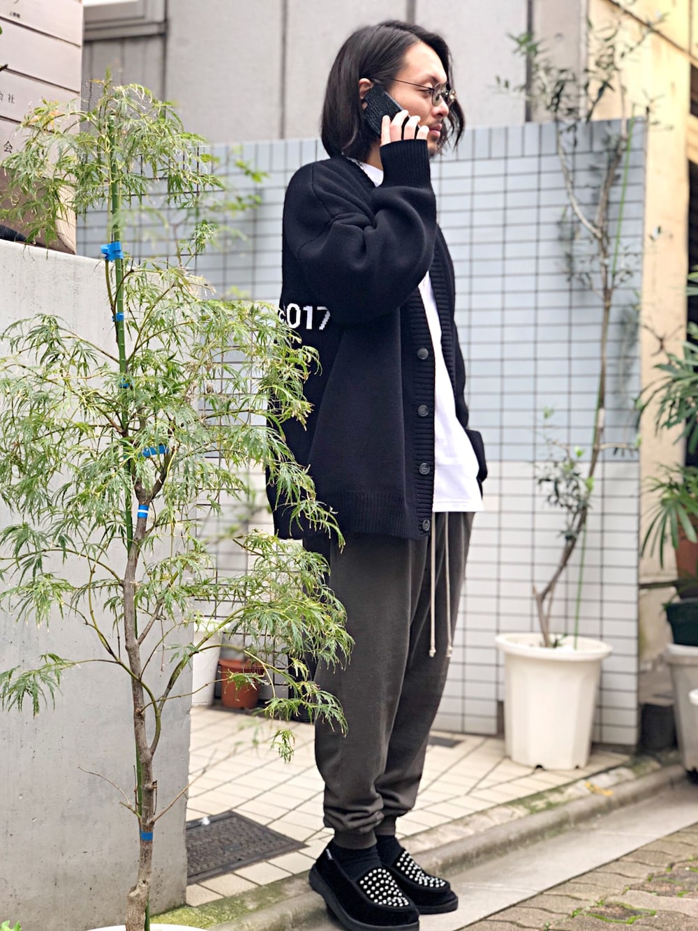 「シンプルおしゃれが好き、シンプル、秋、RICK OWENS、drkshdw、PALM ANGELS、WHITELAND BLACKBURN、Danke schon、LHP、LHP上野」｜「DRKSHDW by RICK OWENSのアイテム（パンツ、グレー系）」を使った、kazuya muraiさん（メンズ・168cm）の秋コーディネートの1枚目の写真