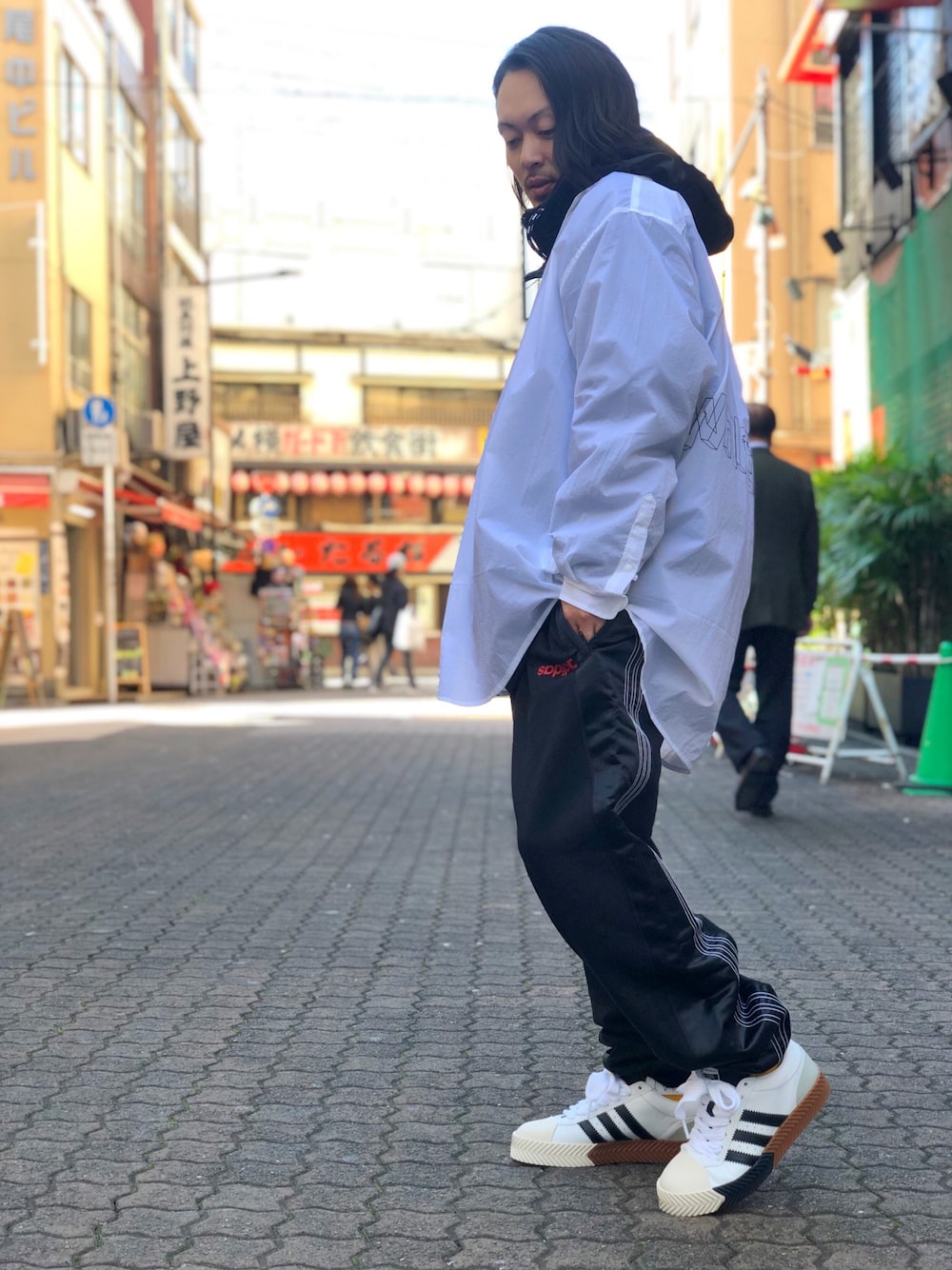 「秋のコーデ、ストリート、LHP、スポーツミックス、Alexander Wang、adidas originals、WHITELAND BLACKBURN、alexanderwang×adidas、LHP上野、シンプルおしゃれが好き」｜「adidas by alexander wangのアイテム（スニーカー、ホワイト系）」を使った、kazuya muraiさん（メンズ・168cm）の秋コーディネートの1枚目の写真