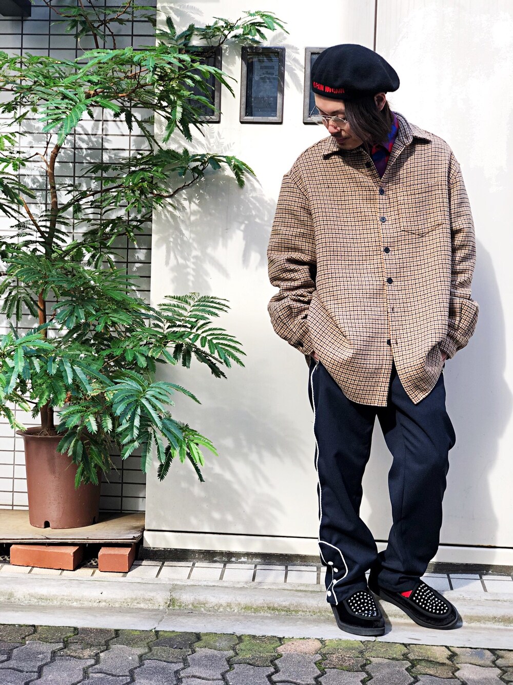 「チェックシャツ、ベレー帽、LHP、ベレー帽×メガネ、秋コーデ、WHITELAND BLACKBURN、aie、PALM ANGELS、LHP上野、lhpzozo」｜「Palm Angelsのアイテム（シューズ、ブラック系）」を使った、kazuya muraiさん（メンズ・168cm）の秋コーディネートの1枚目の写真