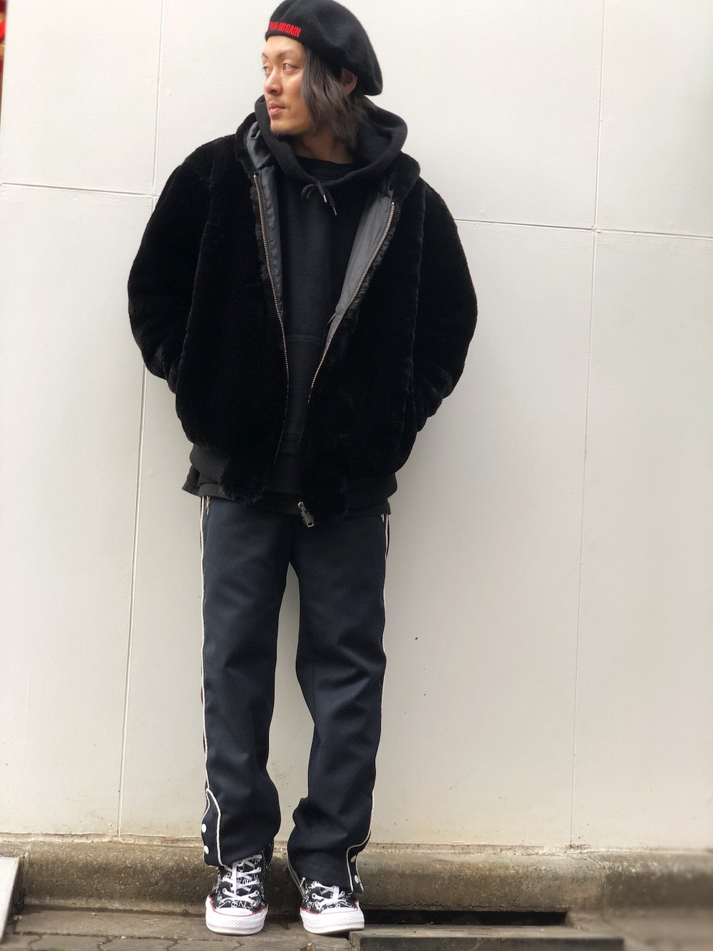 ブラック系のスニーカー、ブラック系のパンツ、ブラック系のブルゾンを着用したメンズの秋コーディネートの1枚目の写真