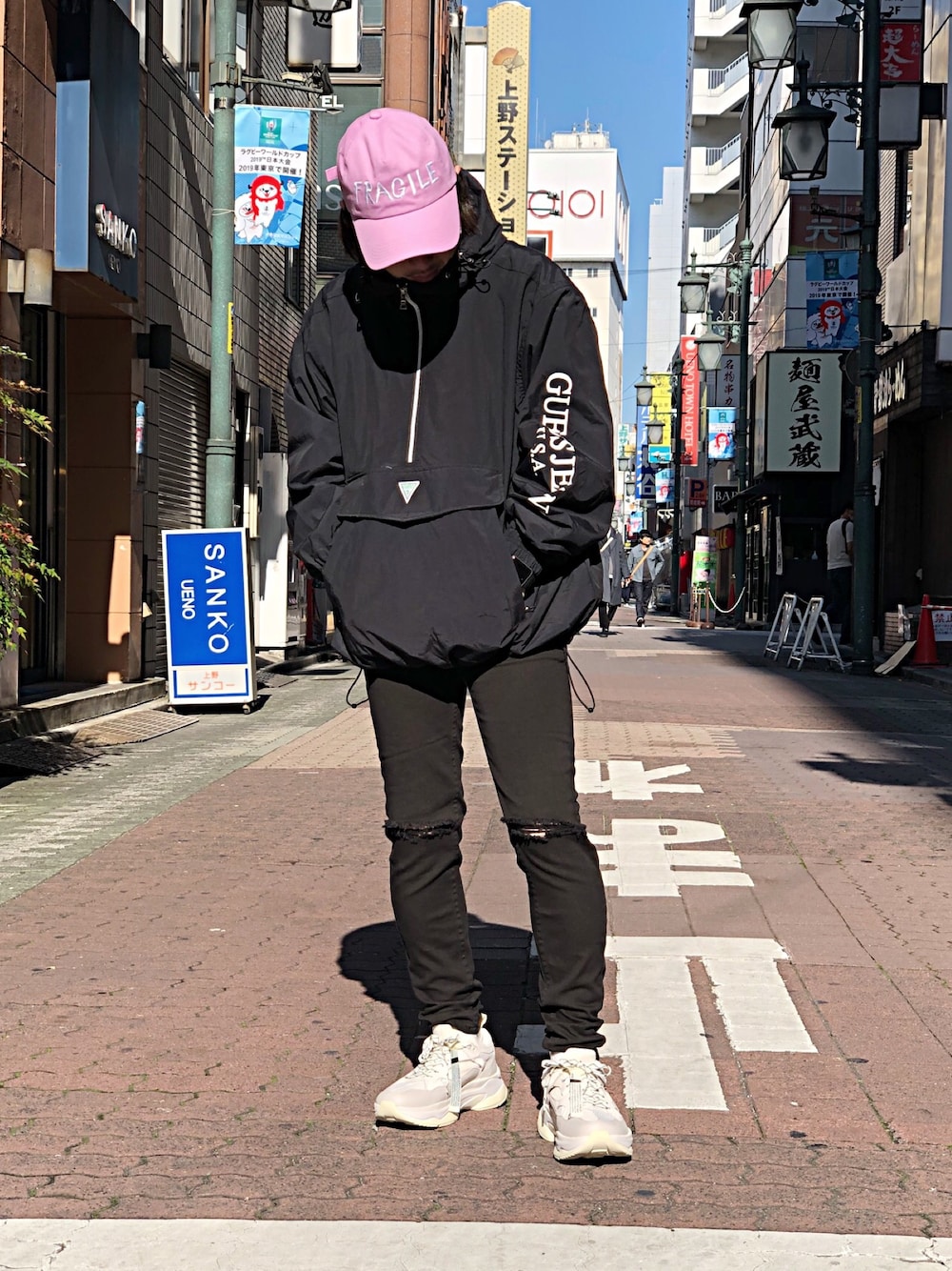 「LHP、Danke schon、休日スタイル、ootd、シンプルコーデ、アノラックパーカー、guess、AZS、WHITELAND BLACKBURN、LHP上野」｜「DANKE SCHONのDankeSchon/ダンケシェーン/New ダメージスキニーパンツ（その他パンツ、ブラック系）」を使った、kazuya muraiさん（メンズ・168cm）の秋コーディネートの1枚目の写真