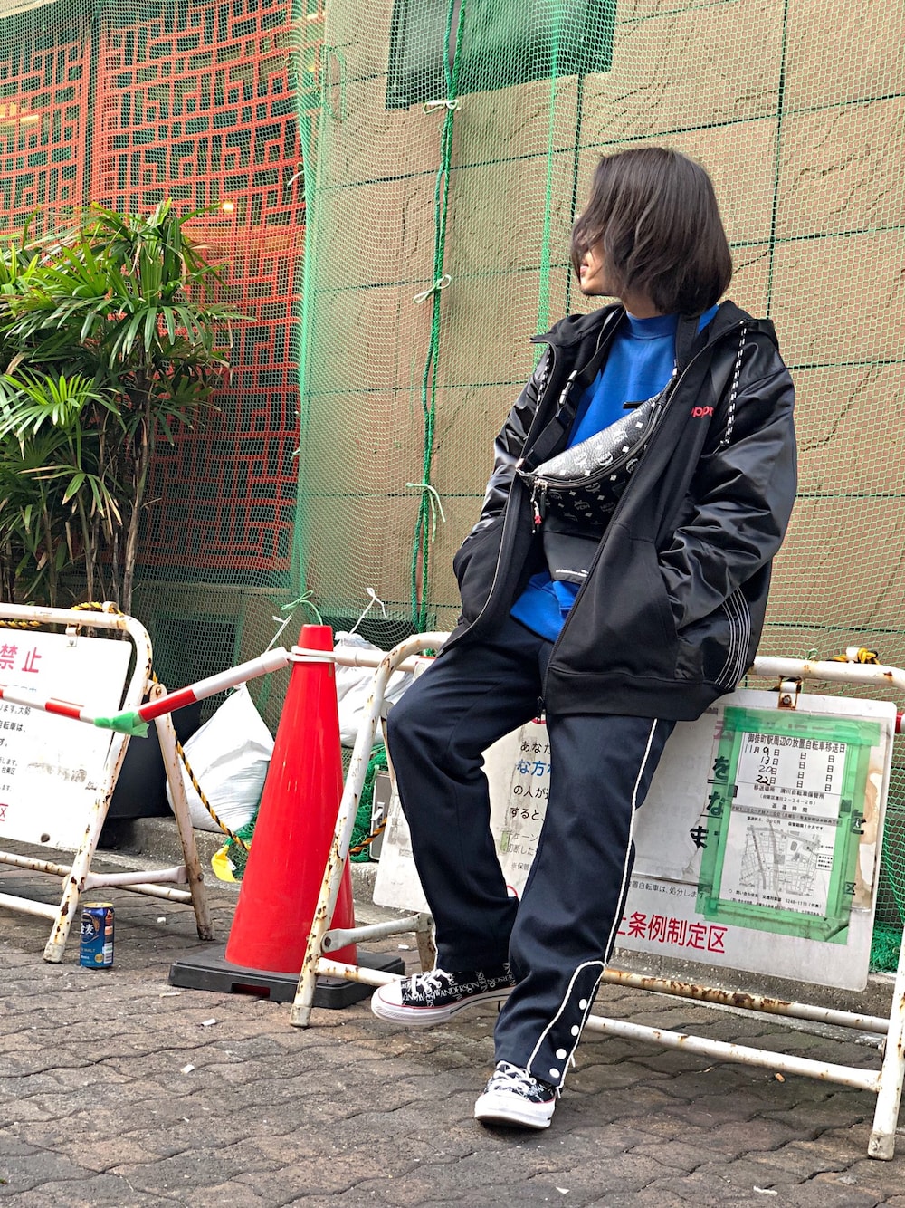 「シンプル、ブルー、J.W.anderson、converse、aie、Nepenthes、Danke schon、MCM、LHP、LHP上野」｜「JW Andersonのアイテム（スニーカー、ブラック系）」を使った、kazuya muraiさん（メンズ・168cm）の秋コーディネートの1枚目の写真