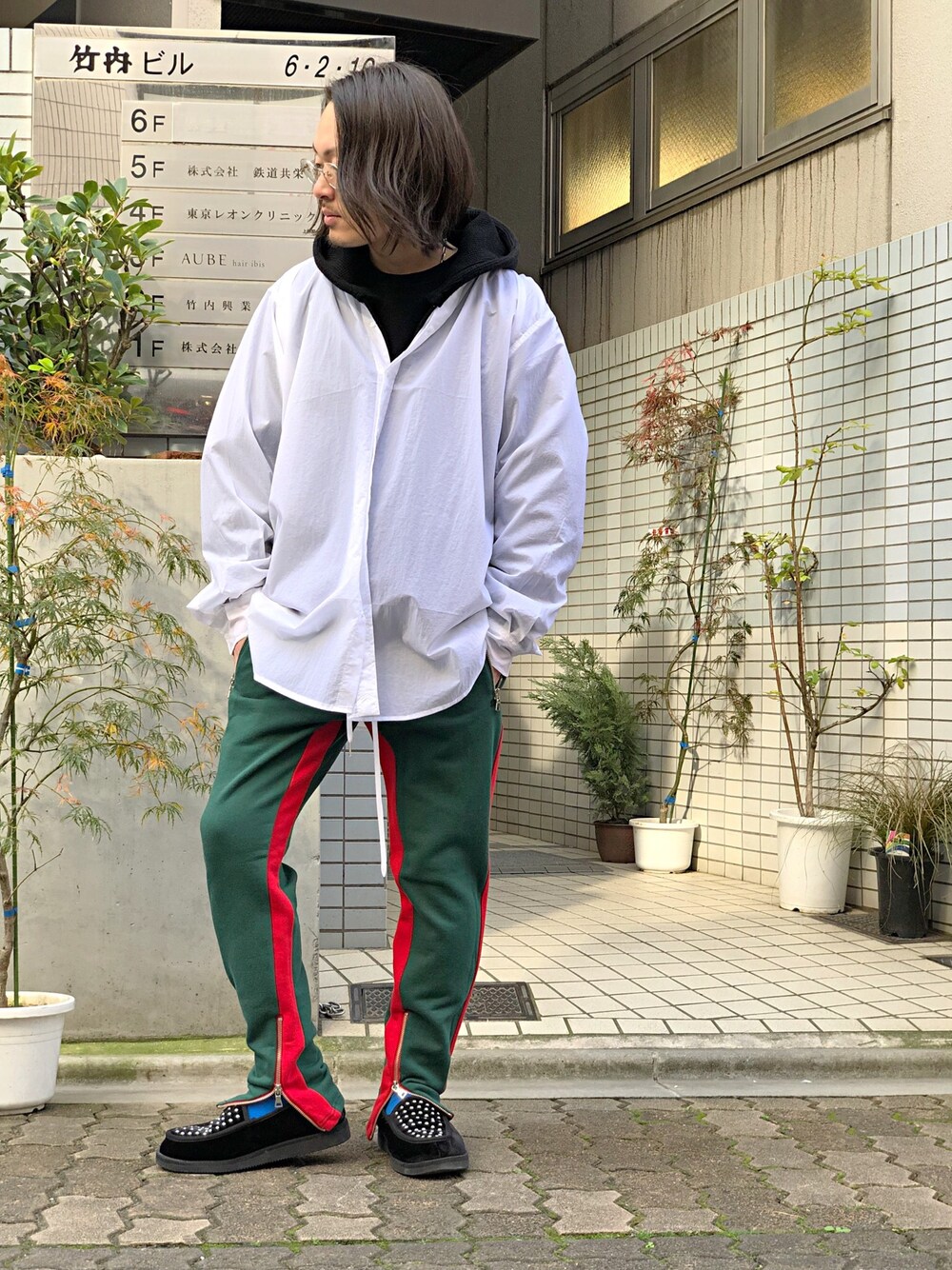 「シンプル、LHP、冬コーデ、Danke schon、クリスマスカラー、スエットパンツ、上野、WHITELAND BLACKBURN、雪男、LHP上野」｜「WHITELANDのWHITELAND/ホワイトランド/NYLON  PLAIN SHIRTS（シャツ/ブラウス、ホワイト系）」を使った、kazuya muraiさん（メンズ・168cm）の冬コーディネートの1枚目の写真