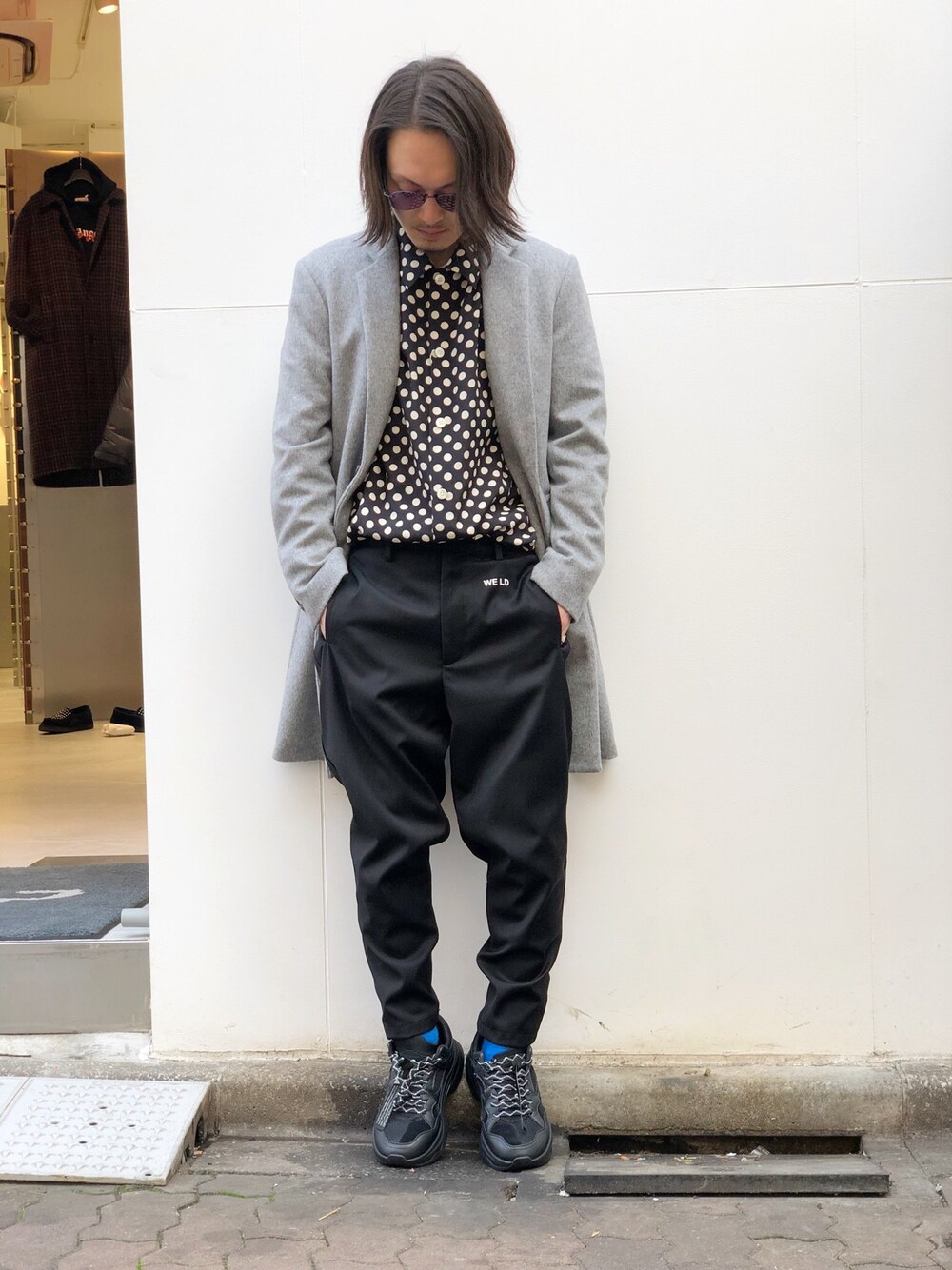 「シンプル、チェスターコート、LHP、冬コーデ、大人カジュアル、soe、上野、WHITELAND BLACKBURN、BRANDBLACK、LHP上野」｜「WHITELANDのWHITELAND/ホワイトランド/BONTAGE PANTS（その他パンツ、ブラック系）」を使った、kazuya muraiさん（メンズ・168cm）の冬コーディネートの1枚目の写真