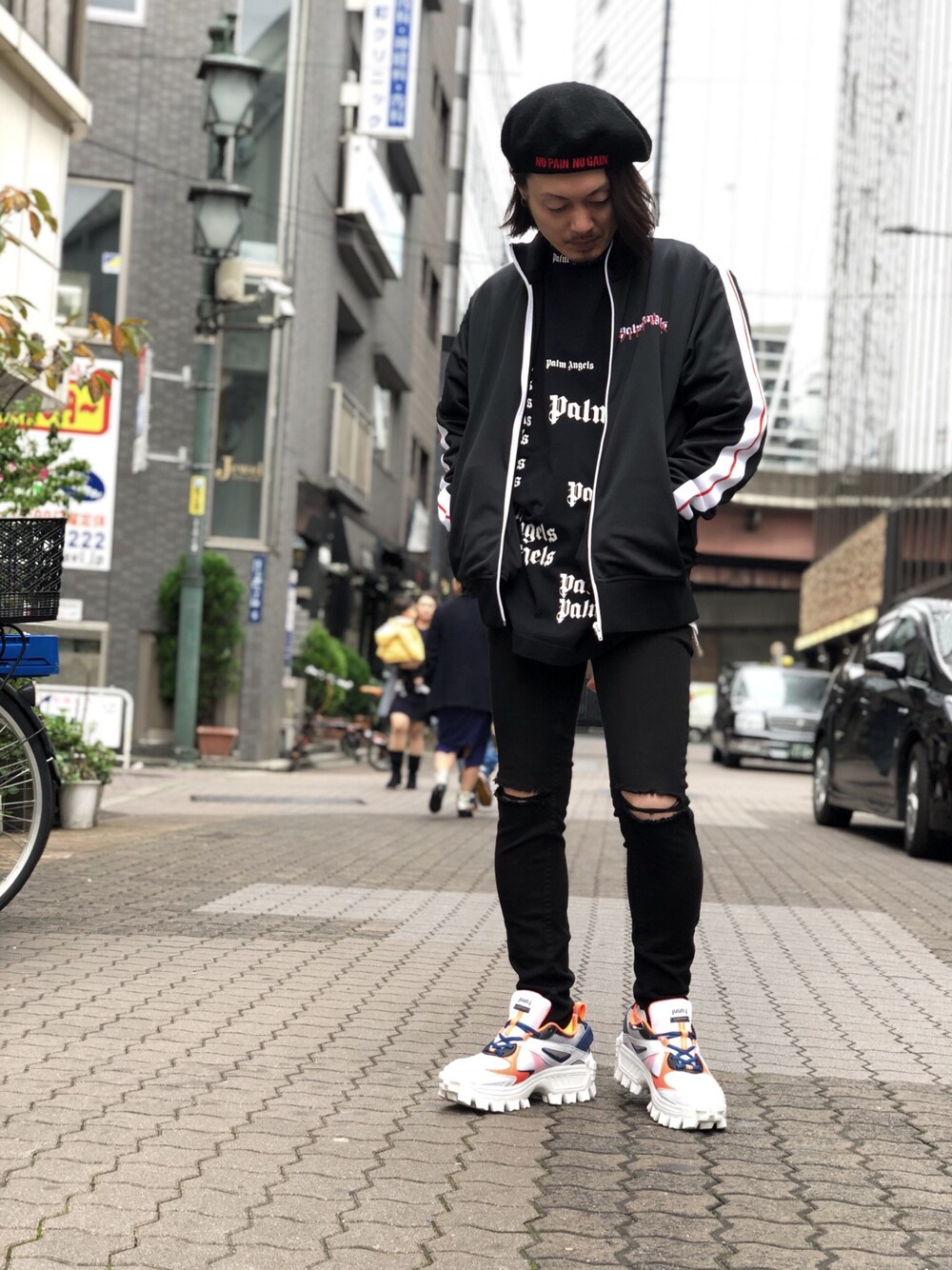 「スニーカー、スキニー、オールブラック、LHP、Danke schon、冬、JUUN.J、PALM ANGELS、ダッドスニーカー、LHP上野」｜「JUUN.Jのアイテム（スニーカー、ホワイト系）」を使った、kazuya muraiさん（メンズ・168cm）の冬コーディネートの1枚目の写真