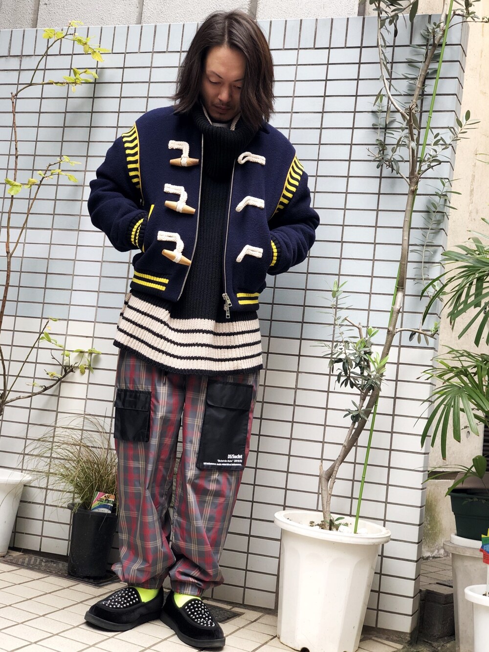 「冬、カジュアル、チェックパンツ、JWANDERSON、PALM ANGELS、Danke schon、LHP、LHP上野、上野」｜「DANKE SCHONのDankeSchon/ダンケシェーン/チェックナイロンパンツ（その他パンツ、レッド系）」を使った、kazuya muraiさん（メンズ・168cm）の冬コーディネートの1枚目の写真