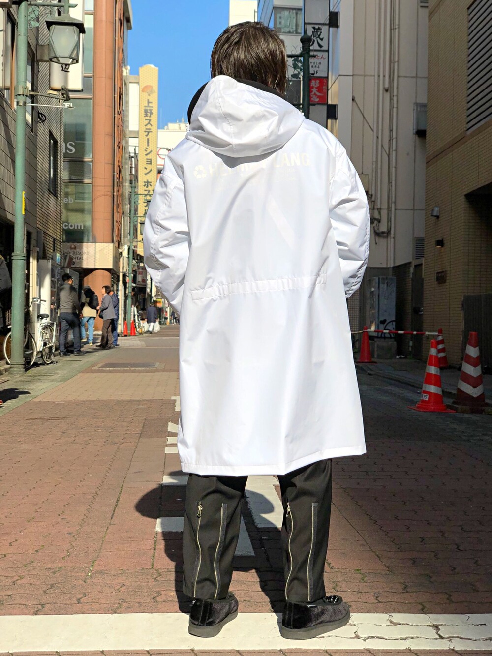 「シンプルコーデ、白、ナイロンコート、HELMUT LANG、WHITELAND BLACKBURN、carhartt、PALM ANGELS、LHP、LHP上野、上野」｜「WHITELANDのWHITELAND/ホワイトランド/BONTAGE PANTS（その他パンツ、ブラック系）」を使った、kazuya muraiさん（メンズ・168cm）の冬コーディネートの1枚目の写真