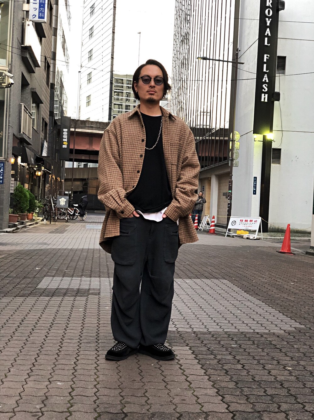 「LHP、グレンチェック、blackmeans、adsr、上野、秋冬、WHITELAND BLACKBURN、チェツクシャツ、PALM ANGELS、LHP上野」｜「blackmeansのアイテム（その他パンツ、グレー系）」を使った、kazuya muraiさん（メンズ・168cm）の冬コーディネートの1枚目の写真