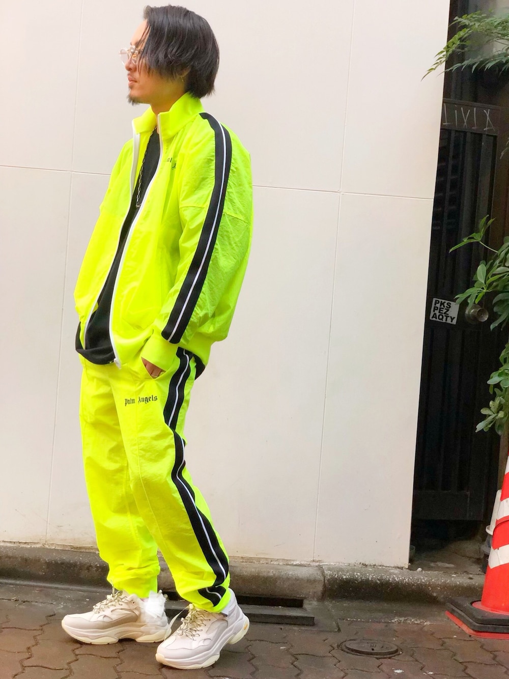 「LHP、street、新作、上野、WHITELAND BLACKBURN、PALM ANGELS、19ss、LHP上野、お目立ちネオンコーデ」｜「Palm Angelsのアイテム（パンツ、イエロー系）」を使った、kazuya muraiさん（メンズ・168cm）の冬コーディネートの1枚目の写真