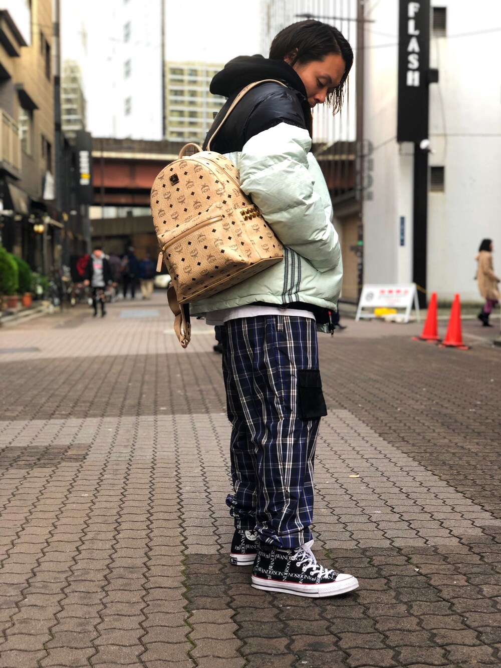「冬、MCM、backpack、Alexander Wang、adidas、Danke schon、LHP、LHP上野、上野」｜「DANKE SCHONのDankeSchon/ダンケシェーン/チェックナイロンパンツ（その他パンツ、ブルー系）」を使った、kazuya muraiさん（メンズ・168cm）の冬コーディネートの1枚目の写真
