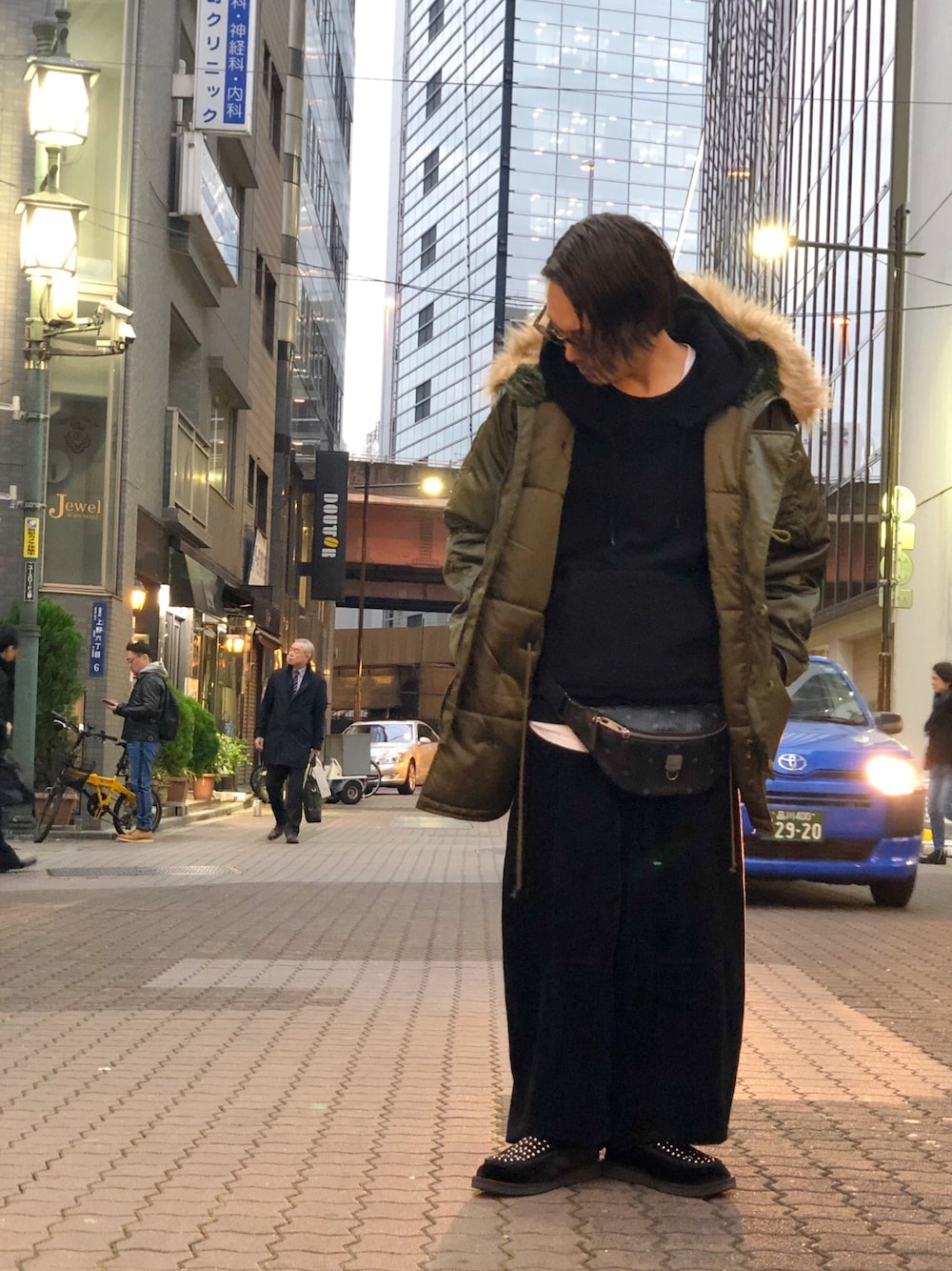 「ミリタリー、LHP、MCM、Danke schon、ワイドパンツ、ゆるコーデ、上野、gosharubchinskiy、LHP上野、2018マイベストコーデ」｜「DANKE SCHONのDankeSchon/ダンケシェーン/コーデュロイワイドパンツ（その他パンツ、ブラック系）」を使った、kazuya muraiさん（メンズ・168cm）の冬コーディネートの1枚目の写真