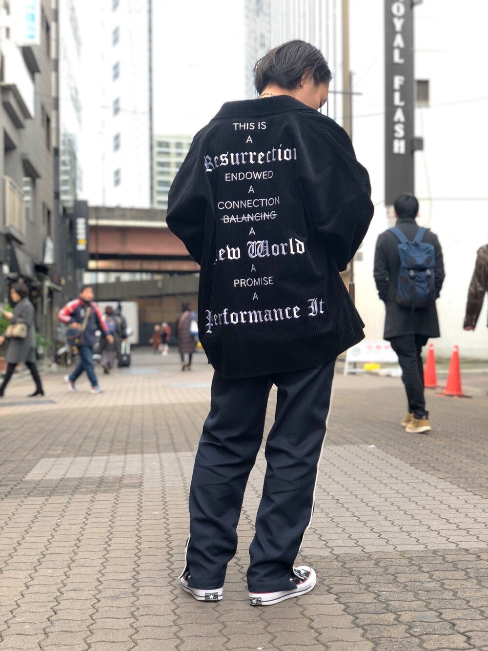 ブラック系のシャツ/ブラウス、ブルー系のパンツ、ブラック系のシャツ/ブラウスを着用したメンズの冬コーディネートの1枚目の写真