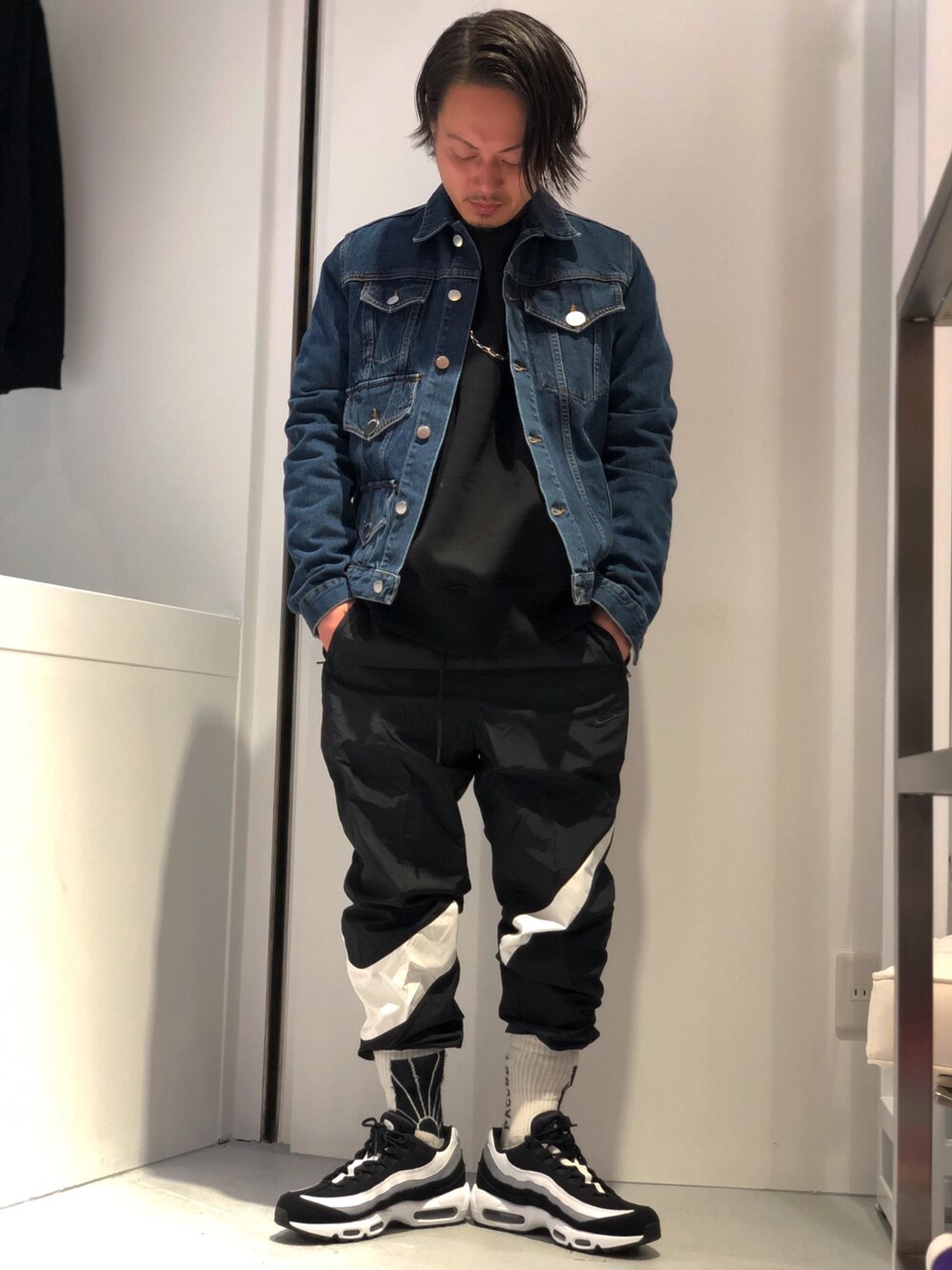 「NIKE、デニムジャケット、LHP、スポーツミックス、AIR MAX、シンプルコーデ、J.W.anderson、WHITELAND BLACKBURN、LHP上野、スタッフセンバツ」｜「JW Andersonのアイテム（デニムジャケット、ブルー系）」を使った、kazuya muraiさん（メンズ・168cm）の冬コーディネートの1枚目の写真