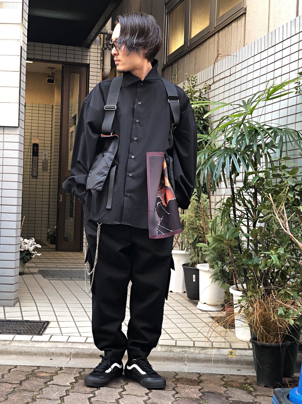 「VANS、LHP、ワイドパンツ、キレイめ、adsr、シルバーアクセサリー、lownn、LHP上野、addseoul、チョコ色に染まれ」｜「ADD SEOULのADD SEOUL/エーディーディーソウル/DRAWING CROP SHIRTS（シャツ/ブラウス、ブラック系）」を使った、kazuya muraiさん（メンズ・168cm）の冬コーディネートの1枚目の写真