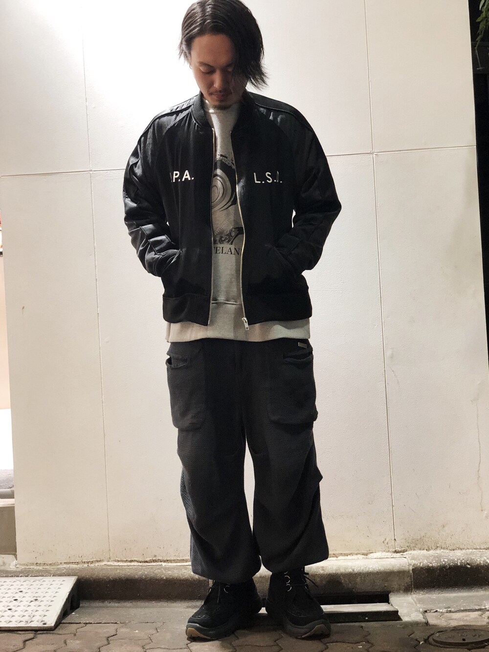 「黒、LHP、春、blackmeans、上野、WHITELAND BLACKBURN、blackweirdos、LHP上野、スタッフセンバツ」｜「WHITELANDのWHITELAND/ホワイトランド/QUEEN スウェット（スウェット、グレー系）」を使った、kazuya muraiさん（メンズ・168cm）の春コーディネートの1枚目の写真
