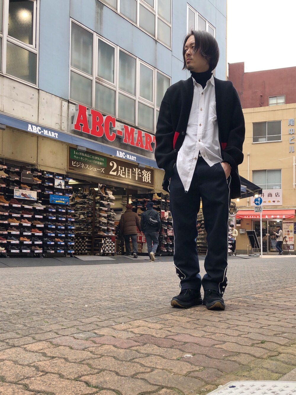 「シンプル、LHP、ootd、blackmeans、春コーデ、シャツスタイル、上野、sulvam、aie、LHP上野」｜「WHITELANDのWHITELAND/ホワイトランド/ラインカーディガン（カーディガン/ボレロ、ブラック系）」を使った、kazuya muraiさん（メンズ・168cm）の春コーディネートの1枚目の写真