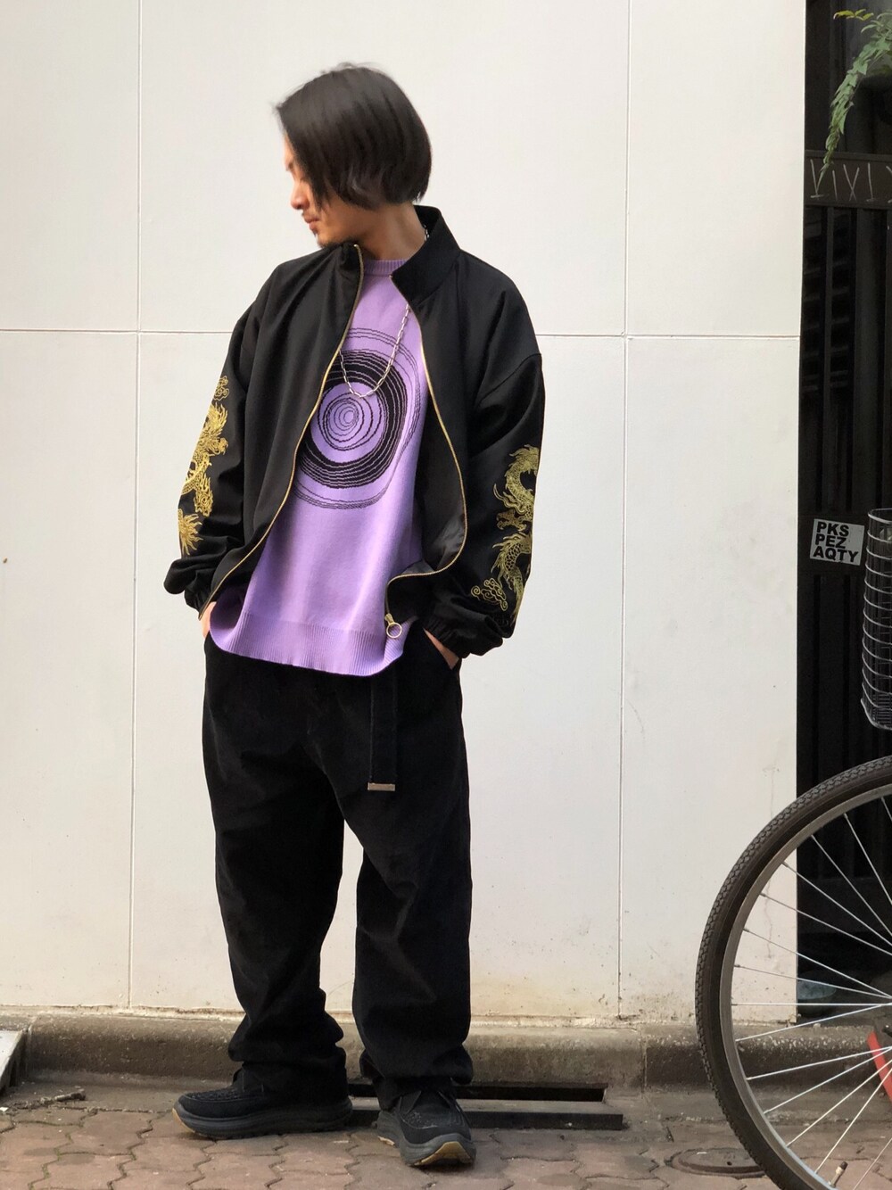 「LHP、春、ラベンダーカラー、上野、flagstuff、WHITELAND BLACKBURN、ぐるぐる、はるコーデ、LHP上野、パステル映える春」｜「WHITELANDのWHITELAND/ホワイトランド/DRAGON TRACKジャケット（ブルゾン、ブラック系）」を使った、kazuya muraiさん（メンズ・168cm）の春コーディネートの1枚目の写真