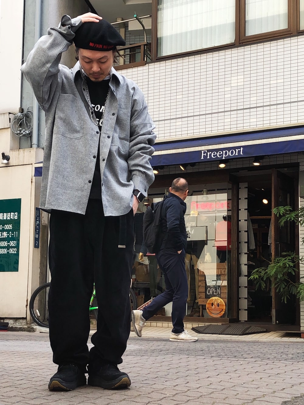 「グレー、ベレー帽、LHP、blackmeans、春コーデ、art comes first、上野、WHITELAND BLACKBURN、LHP上野、スタッフセンバツ」｜「DANKE SCHONのDankeSchon/ダンケシェーン/ALBERT SHIRTS（シャツ/ブラウス、グレー系）」を使った、kazuya muraiさん（メンズ・168cm）の春コーディネートの1枚目の写真
