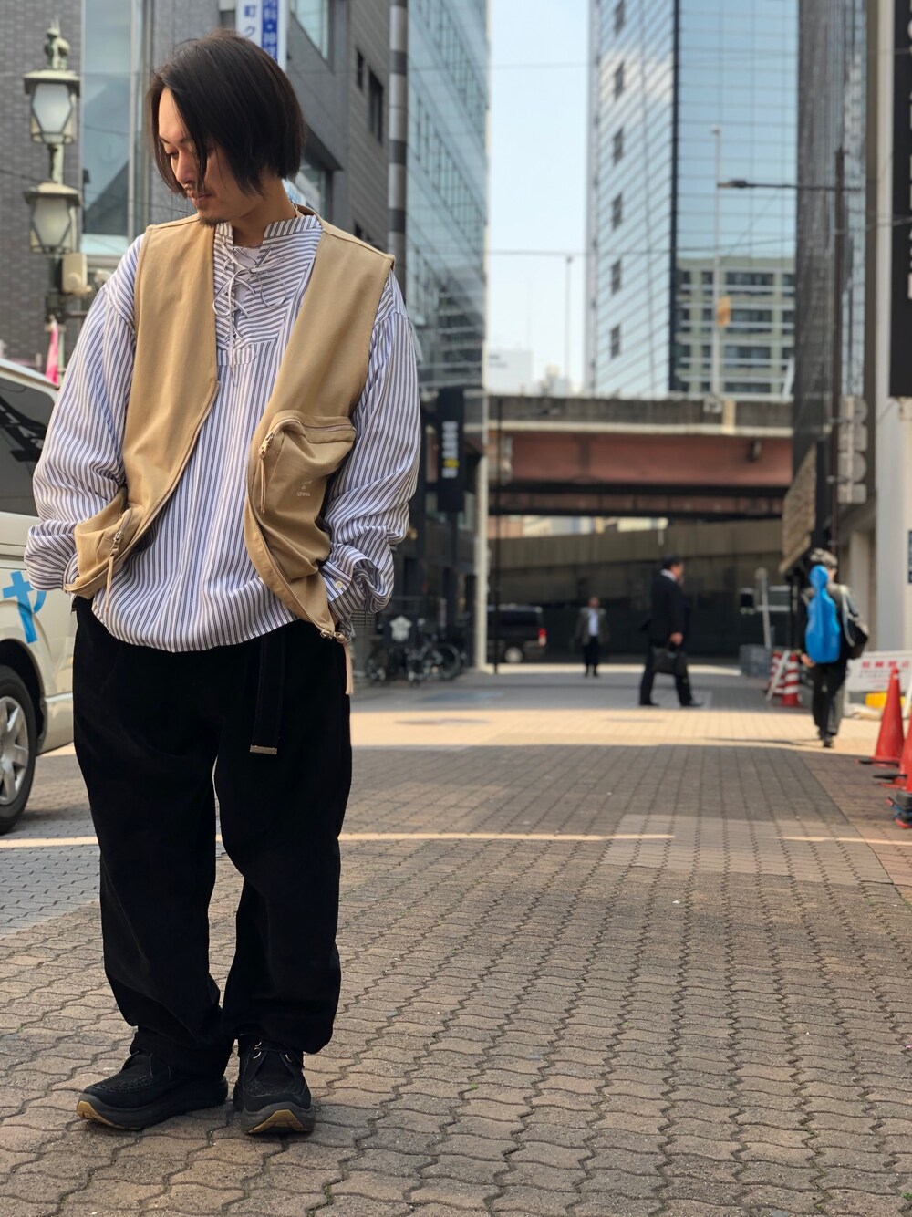 「LHP、ストライプシャツ、きれいめカジュアル、blackmeans、春コーデ、art comes first、上野、blackweirdos、LHP上野、スタッフセンバツ」｜「WHITELANDのWHITELAND/ホワイトランド/カーゴベスト（ベスト、ベージュ系）」を使った、kazuya muraiさん（メンズ・168cm）の春コーディネートの1枚目の写真
