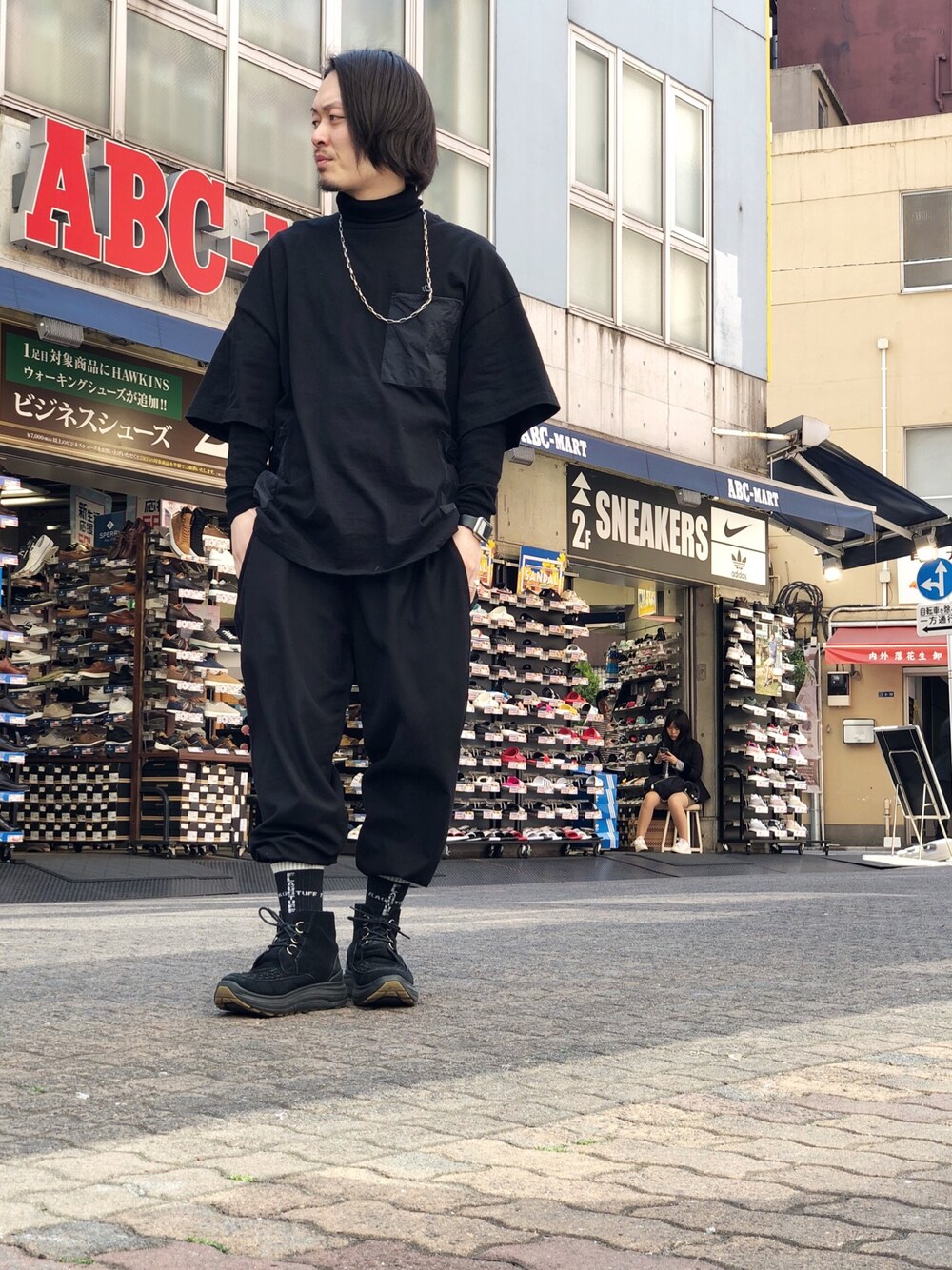 「ブラック、黒、LHP、Danke schon、シンプルコーデ、blackmeans、上野、WHITELAND BLACKBURN、LHP上野、平成最後のWEARISTAセンバツ」｜「DANKE SCHONのDankeSchon/ダンケシェーン/ナイロンポケットTシャツ（Tシャツ/カットソー、ブラック系）」を使った、kazuya muraiさん（メンズ・168cm）の春コーディネートの1枚目の写真