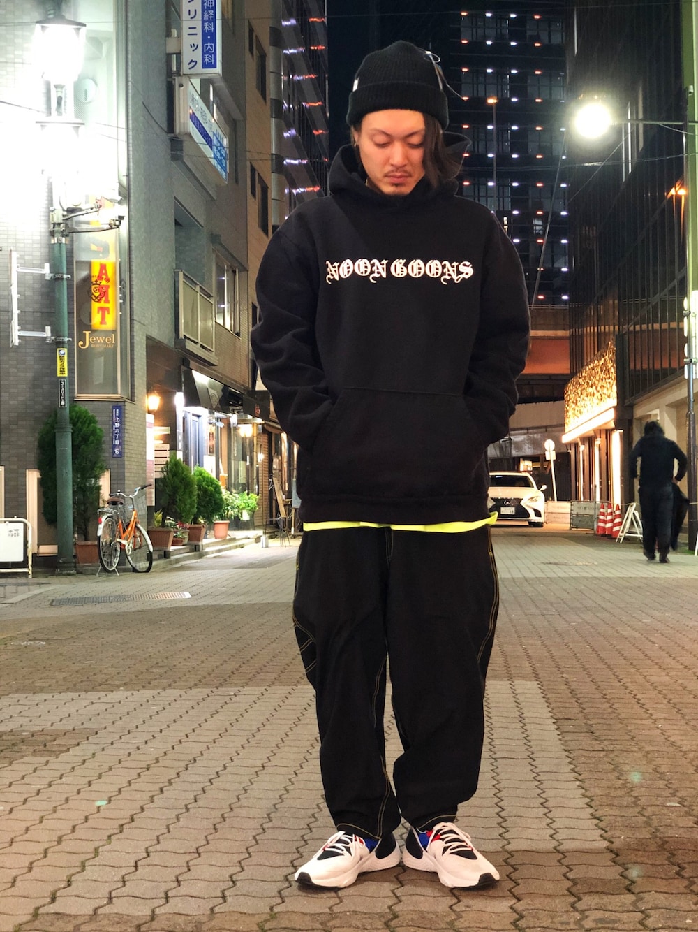 ブラック系のその他パンツ、ブラック系のその他パンツ、ブラック系のその他パンツを着用したメンズの春コーディネートの1枚目の写真