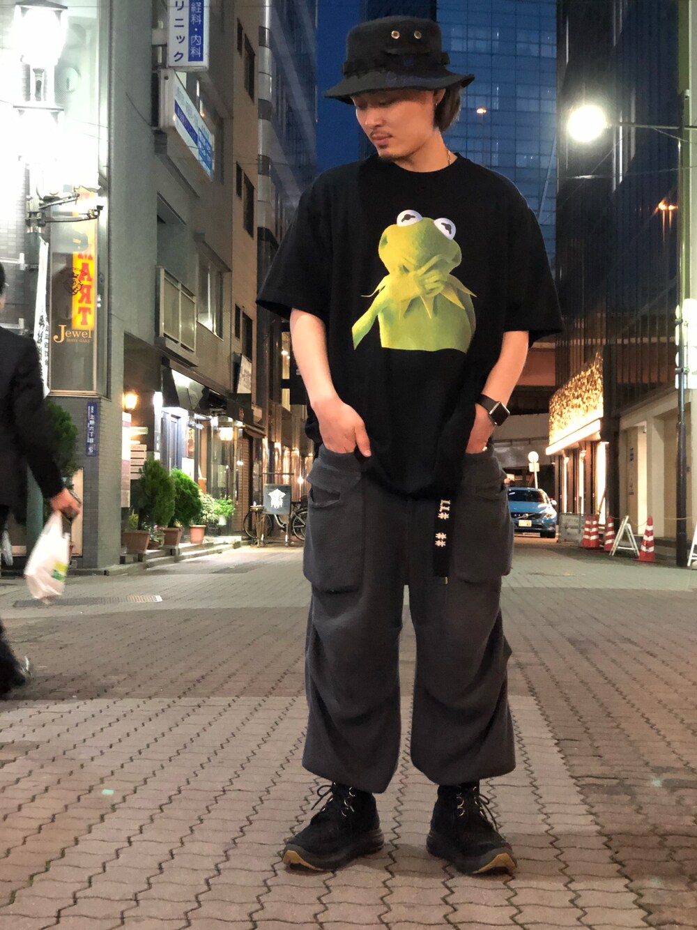 「Tシャツ、LHP、blackmeans、春コーデ、上野、カーミット、WHITELAND BLACKBURN、LHP上野、平成最後のWEARISTAセンバツ」｜「WHITELANDのWHITELAND/ホワイトランド/NEW KERMIT Tシャツ/カーミットTシャツ（Tシャツ/カットソー、ブラック系）」を使った、kazuya muraiさん（メンズ・168cm）の春コーディネートの1枚目の写真