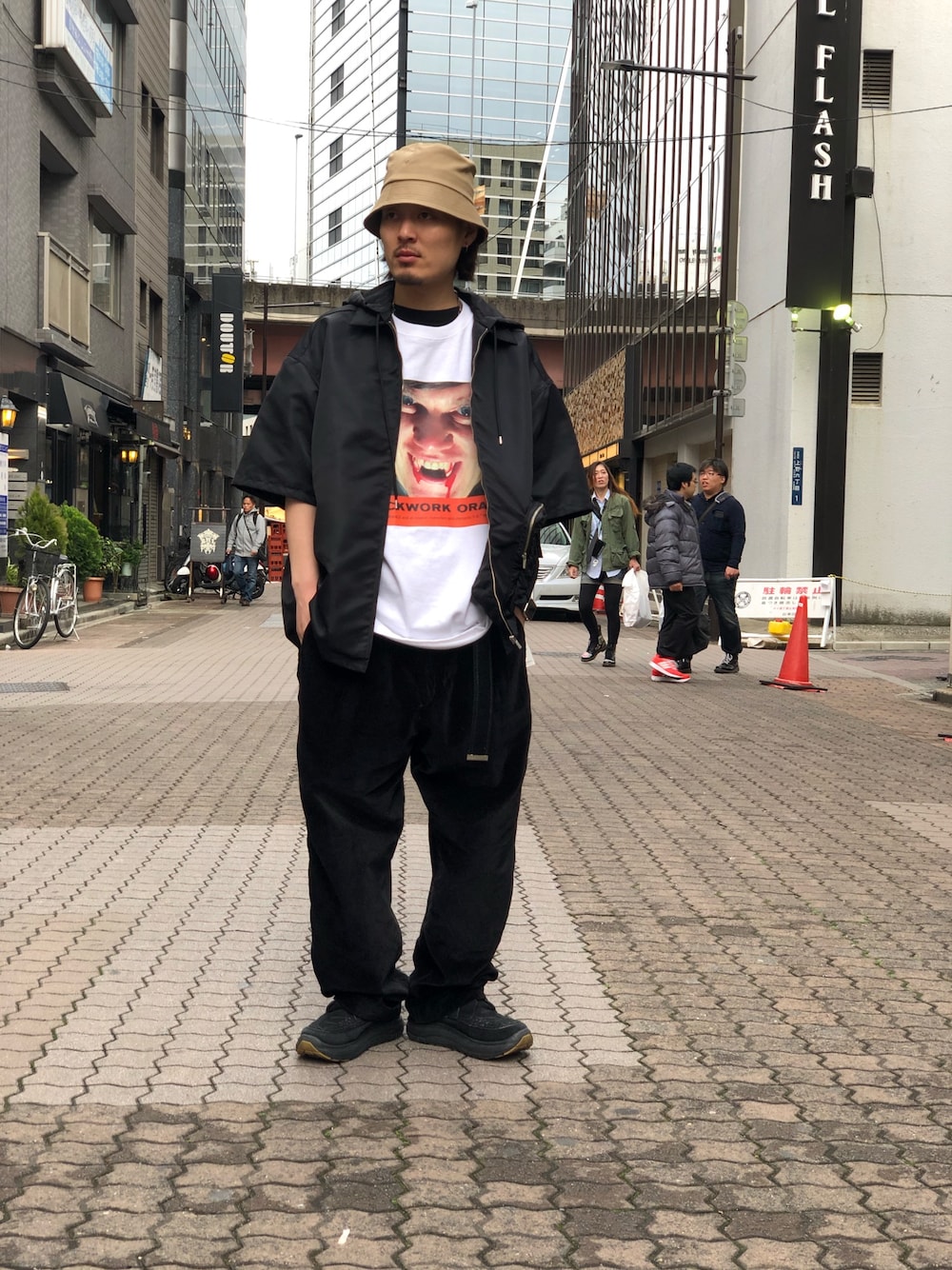 「LHP、休日スタイル、blackmeans、春夏コーデ、バケットハット、オトナカジュアル、上野、WHITELAND BLACKBURN、lownn、LHP上野」｜「WHITELANDのWHITELAND/ホワイトランド/A CLOCKWORK ORANGE Tシャツ（Tシャツ/カットソー、ホワイト系）」を使った、kazuya muraiさん（メンズ・168cm）の春コーディネートの1枚目の写真