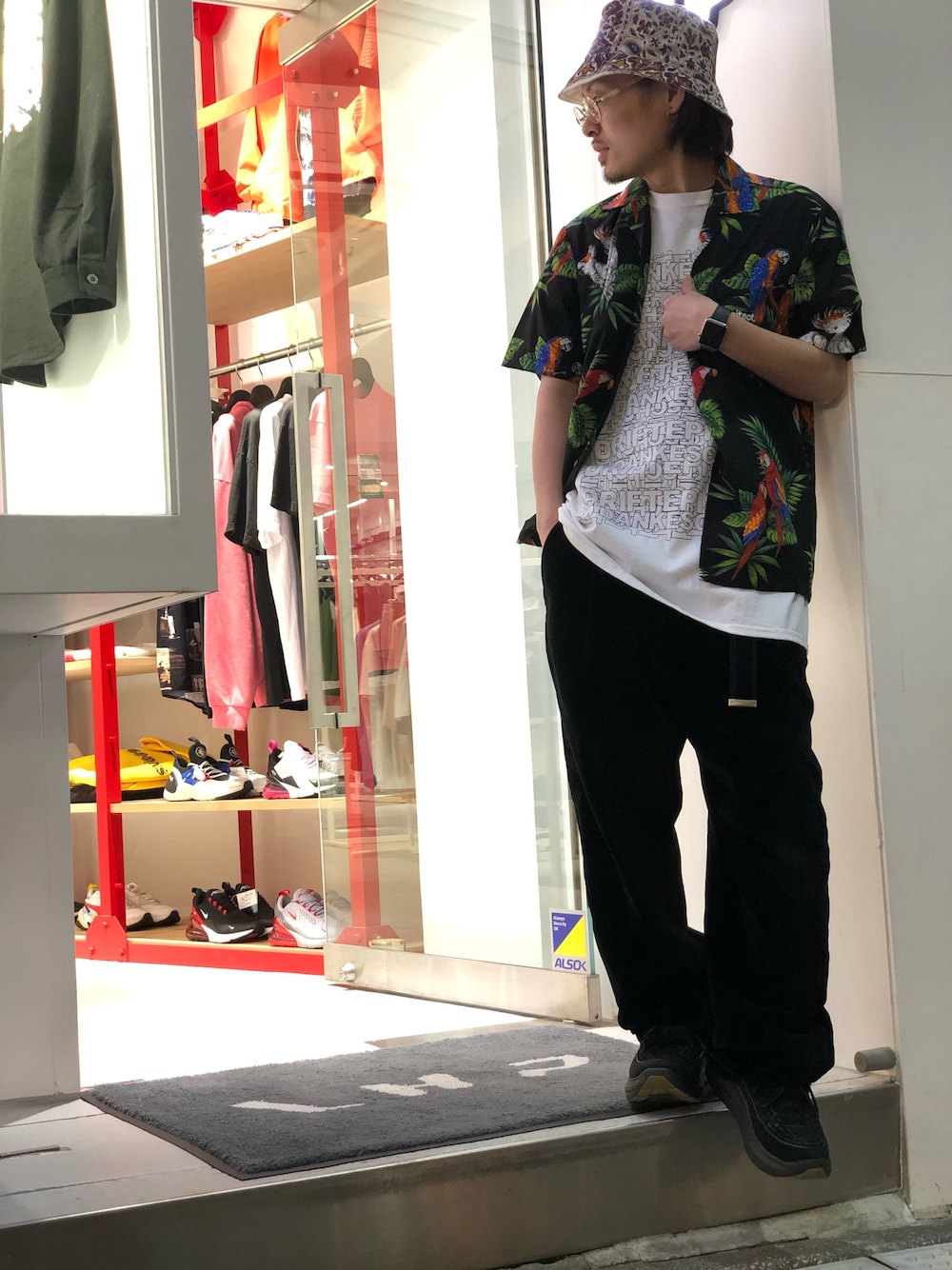 「シャツ、LHP、Danke schon、blackmeans、アロハシャツ、白Tシャツ、art comes first、上野、A4A、LHP上野」｜「DANKE SCHONのDankeSchon/ダンケシェーン/DRIFT CIRCLE Tシャツ（Tシャツ/カットソー、ホワイト系）」を使った、kazuya muraiさん（メンズ・168cm）の春コーディネートの1枚目の写真