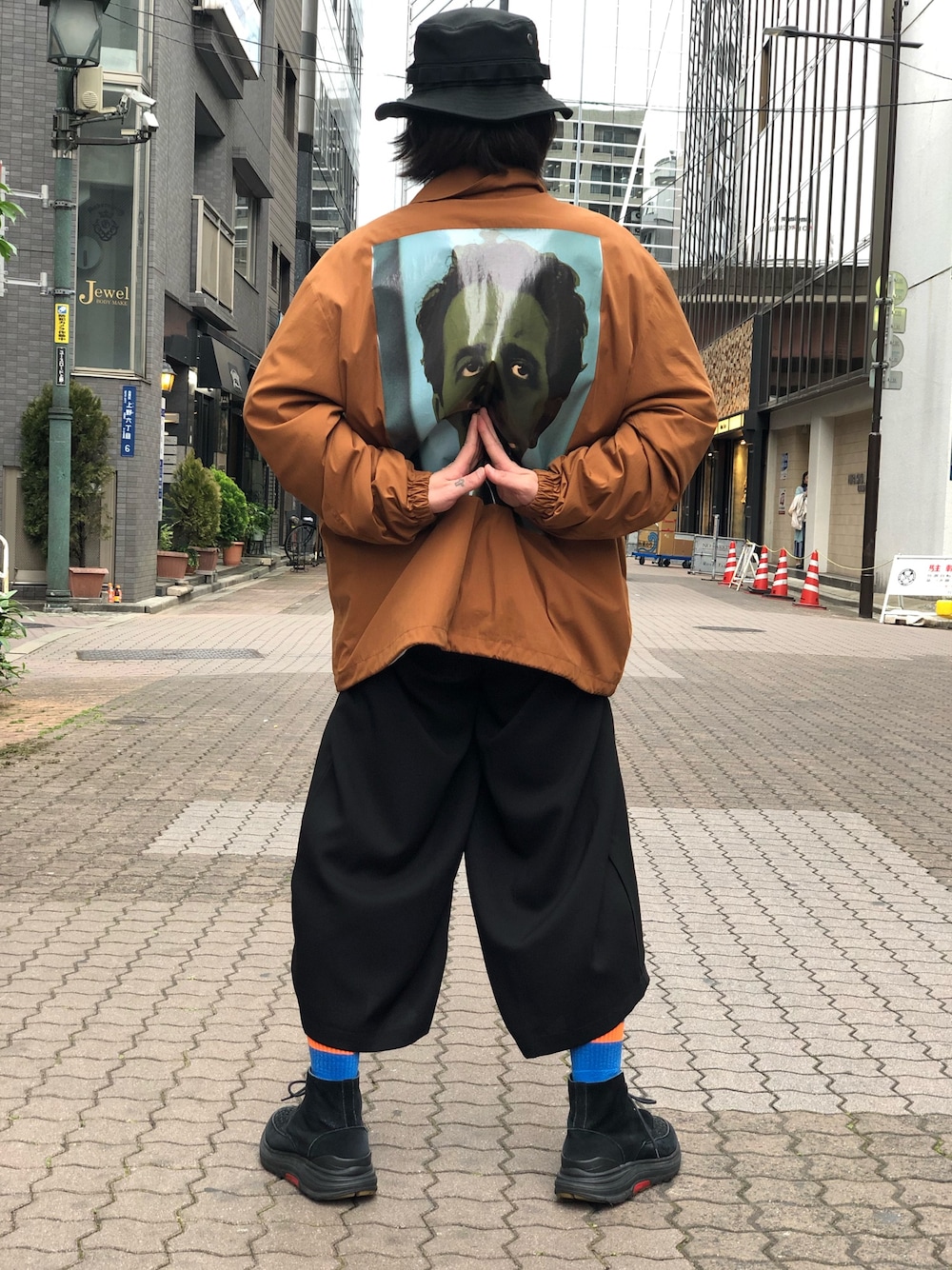 「LHP、コーチジャケット、Danke schon、ブラウン、blackmeans、上野、WHITELAND BLACKBURN、blackweirdos、LHP上野」｜「DANKE SCHONのDankeSchon/ダンケシェーン/ALBERT WIDE PANTS（その他パンツ、ブラック系）」を使った、kazuya muraiさん（メンズ・168cm）の春コーディネートの1枚目の写真