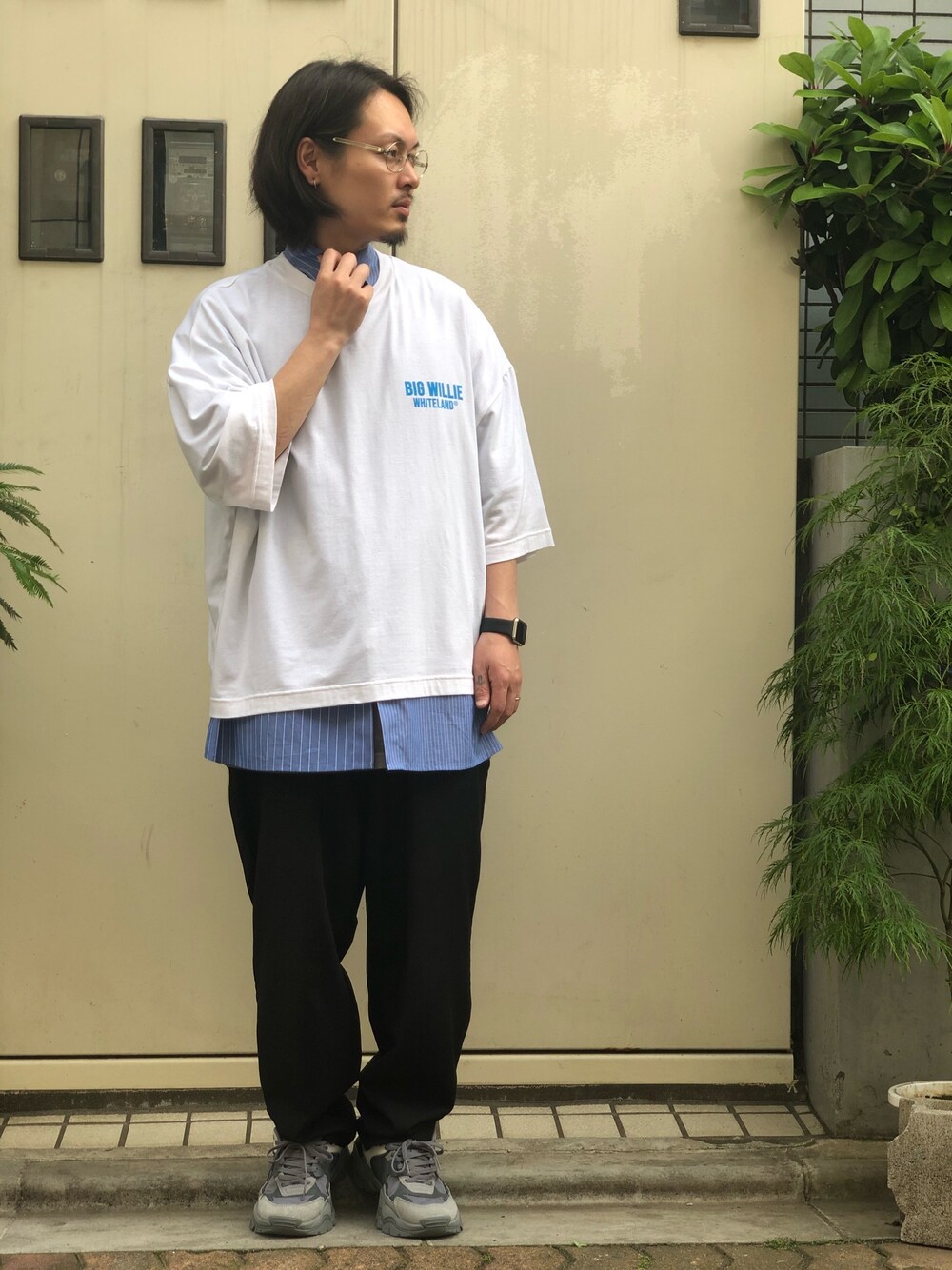 ブラック系のパンツ、ブルー系のシャツ/ブラウス、ホワイト系のTシャツ/カットソーを着用したメンズの夏コーディネートの1枚目の写真