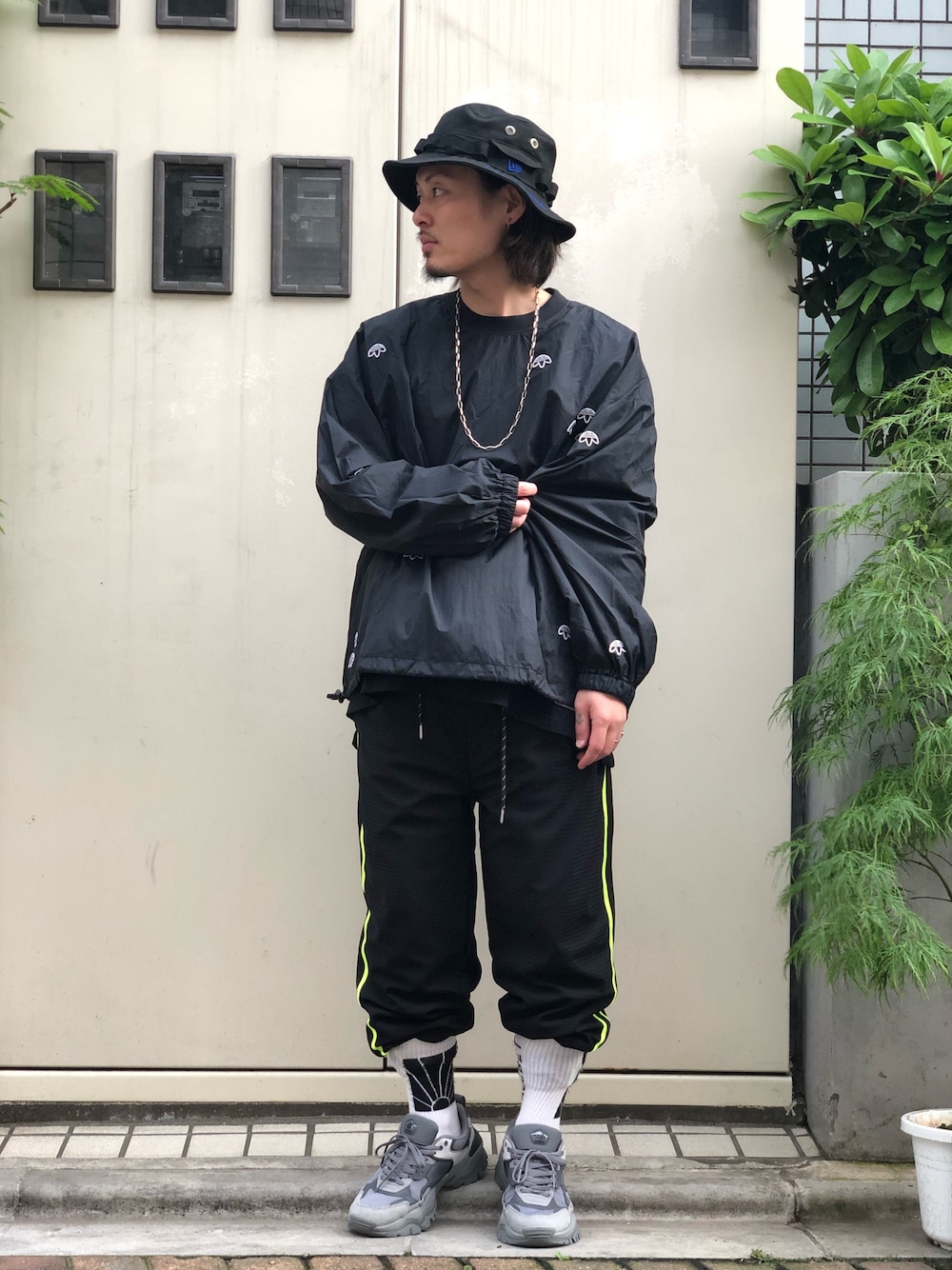 「夏、adidas、LHP、オーバーサイズ、Danke schon、スポーツミックス、Alexander Wang、バケットハット、メッシュ、LHP上野」｜「DANKE SCHONのDankeSchon/ダンケシェーン/メッシュジャージーパンツ（その他パンツ、グリーン系）」を使った、kazuya muraiさん（メンズ・168cm）の夏コーディネートの1枚目の写真