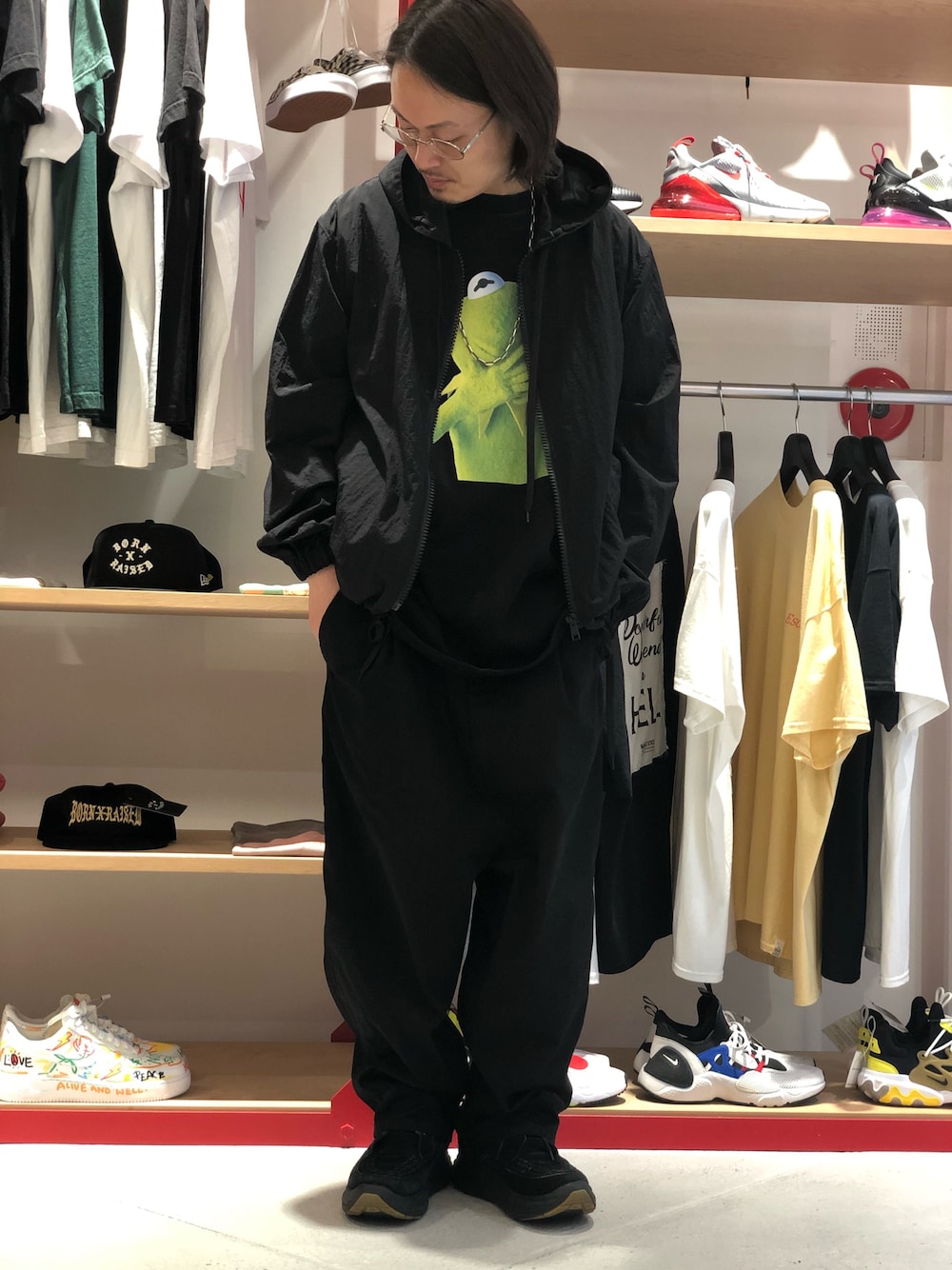 「雨の日コーデ、梅雨、ナイロンジャケット、スポーツミックス、カーミット、WHITELAND BLACKBURN、MSGM、LHP、LHP上野、上野」｜「WHITELANDのWHITELAND/ホワイトランド/KERMIT TEE（Tシャツ/カットソー、ブラック系）」を使った、kazuya muraiさん（メンズ・168cm）の夏コーディネートの1枚目の写真
