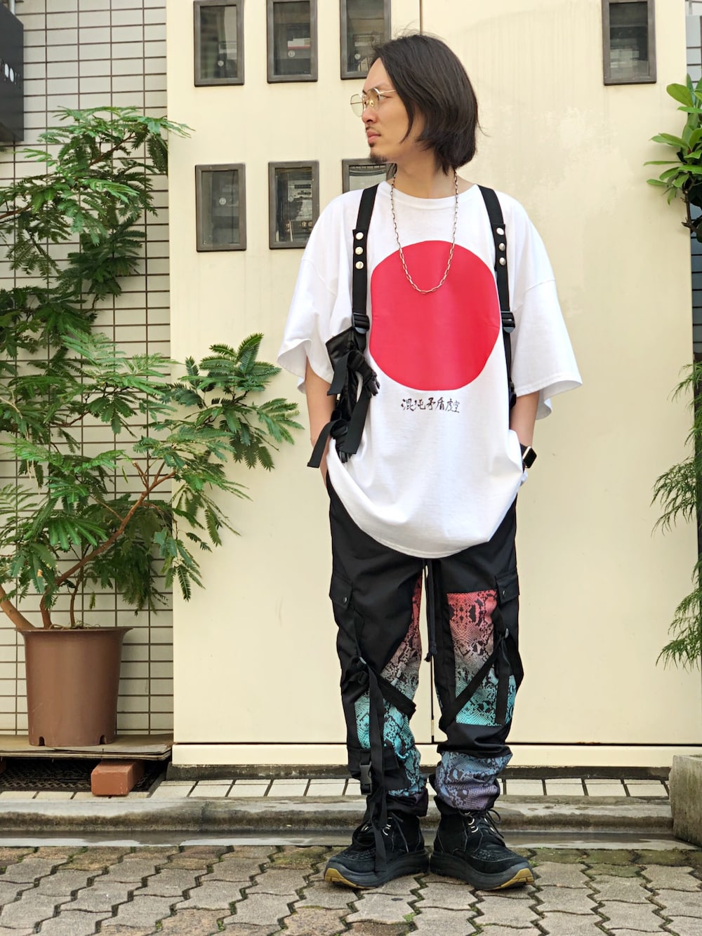 「ストリート、LHP、Danke schon、カーゴパンツ、off white、オトナカジュアル、上野、ROGIC、LHP上野」｜「DANKE SCHONのDankeSchon/ダンケシェーン/エナメルベスト（ベスト、ブラック系）」を使った、kazuya muraiさん（メンズ・168cm）の夏コーディネートの1枚目の写真