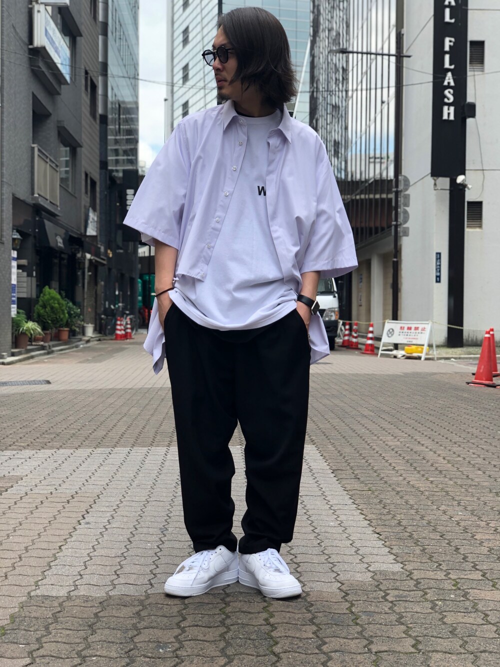 「シンプル、LHP、オトナカジュアル、上野、WHITELAND BLACKBURN、LHP上野、addseoul、夏だ！Tシャツ着よう！」｜「WHITELANDのWHITELAND/ホワイトランド/BIG LOGO T-SHIRTS（Tシャツ/カットソー、ホワイト系）」を使った、kazuya muraiさん（メンズ・168cm）の夏コーディネートの1枚目の写真