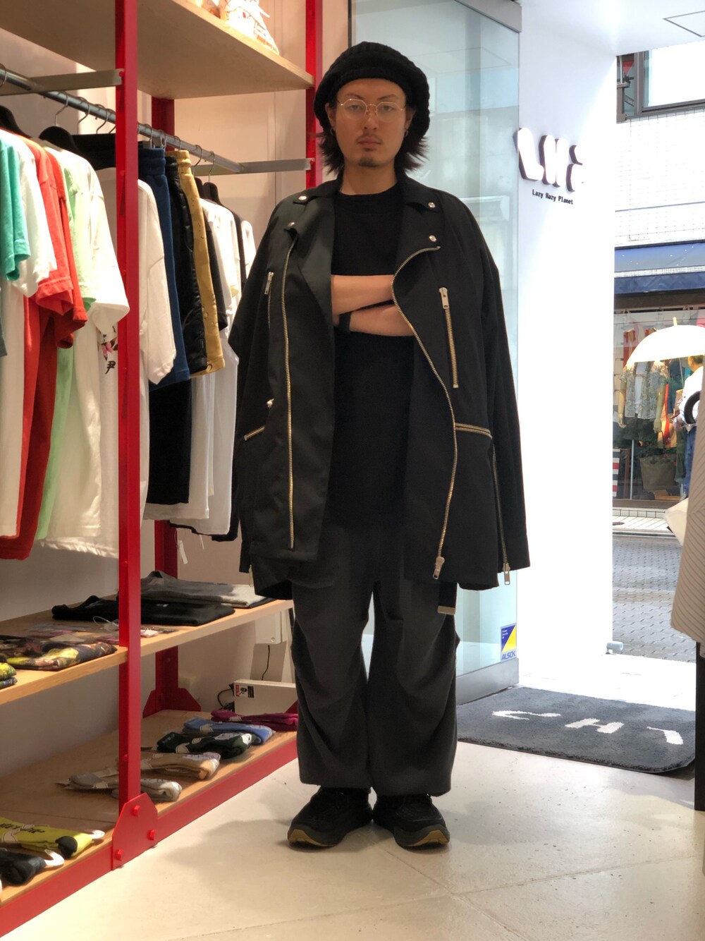 ブラック系のTシャツ/カットソーを着用したメンズの夏コーディネートの1枚目の写真