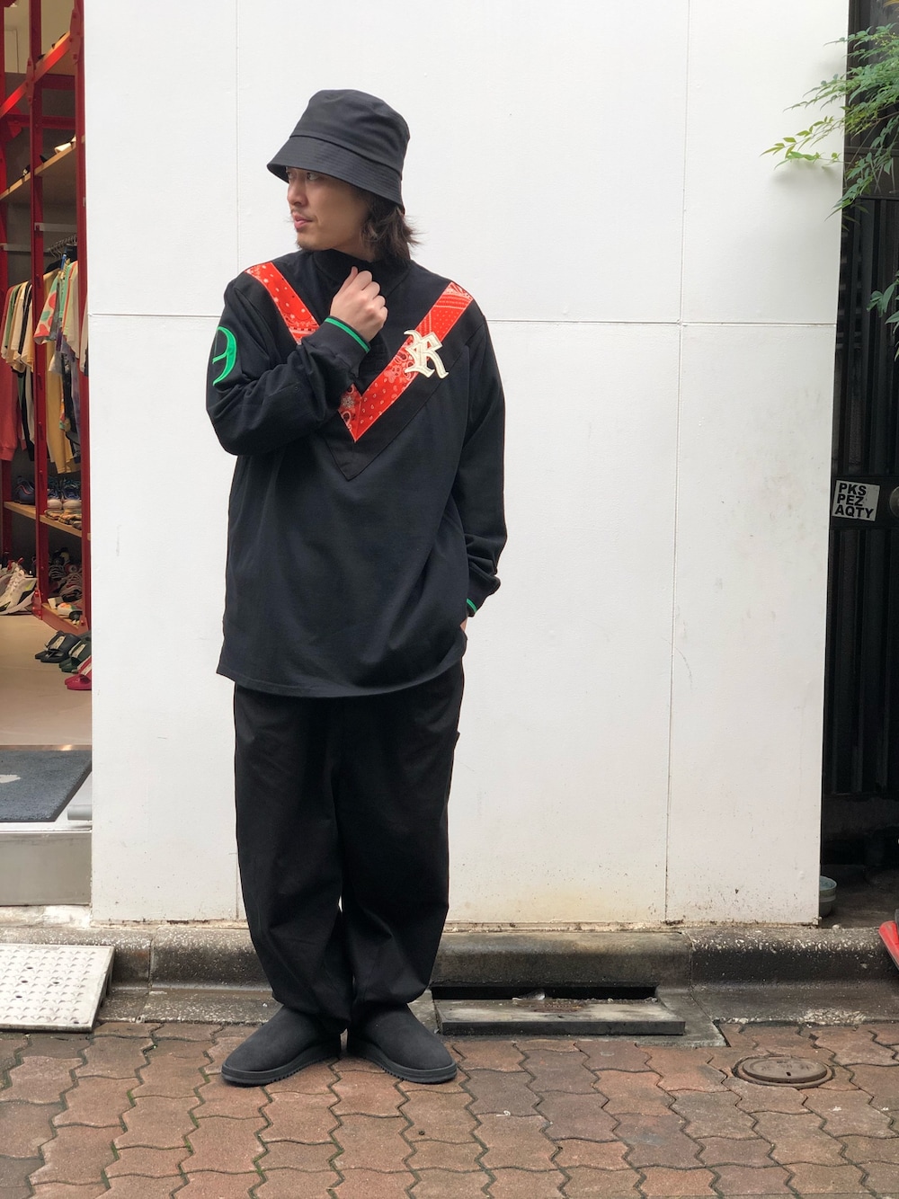 「LHP、ワイドパンツ、ポロシャツ、夏コーデ、バケットハット、off white、suicoke、KIDILL、ROGIC、LHP上野」｜「WHITELANDのWHITELAND/ホワイトランド/HAT（ハット、ブラック系）」を使った、kazuya muraiさん（メンズ・168cm）の夏コーディネートの1枚目の写真