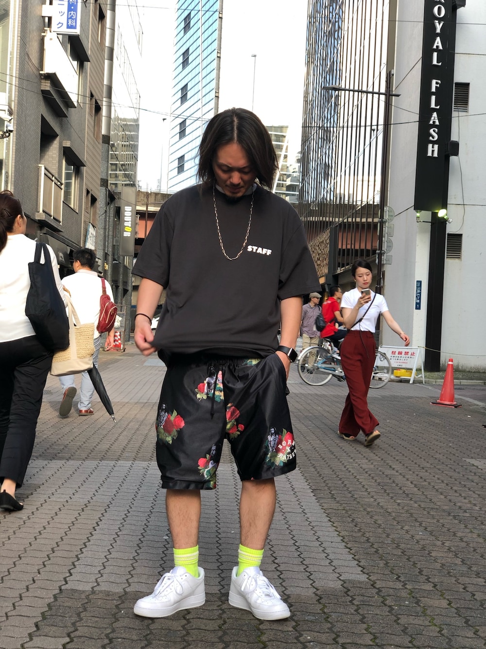 「夏、LHP、休日スタイル、今日のコーデ、柄ショーツ、NIKE AIR FORCE、WHITELAND BLACKBURN、BornxRaised、LHP上野、スタッフセンバツ」｜「WHITELANDのWHITELAND/ホワイトランド/TOUR TEE（Tシャツ/カットソー、グレー系）」を使った、kazuya muraiさん（メンズ・168cm）の夏コーディネートの1枚目の写真