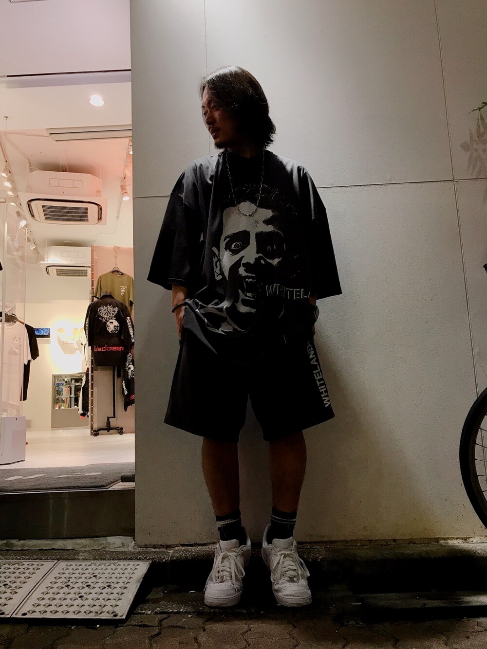 「カジュアル、シンプル、ストリート、LHP、ショーツ、夏コーデ、NIKE AIR FORCE、WHITELAND BLACKBURN、LHP上野、スタッフセンバツ」｜「WHITELANDのWHITELAND/ホワイトランド/VAMPIRE BIG TEE(Tシャツ)（Tシャツ/カットソー、グレー系）」を使った、kazuya muraiさん（メンズ・168cm）の夏コーディネートの1枚目の写真