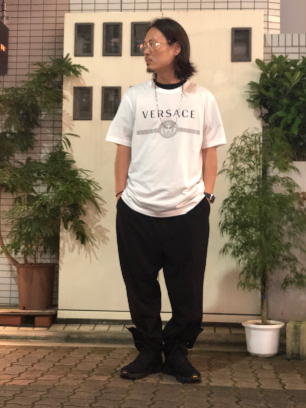 「Tシャツ、スラックス、LHP、ワイドパンツ、versace、カジュアルコーデ、上野、WHITELAND BLACKBURN、LHP上野、スタッフセンバツ」｜「WHITELANDのWHITELAND/ホワイトランド/ラインパンツ（その他パンツ、ブラック系）」を使った、kazuya muraiさん（メンズ・168cm）の夏コーディネートの1枚目の写真