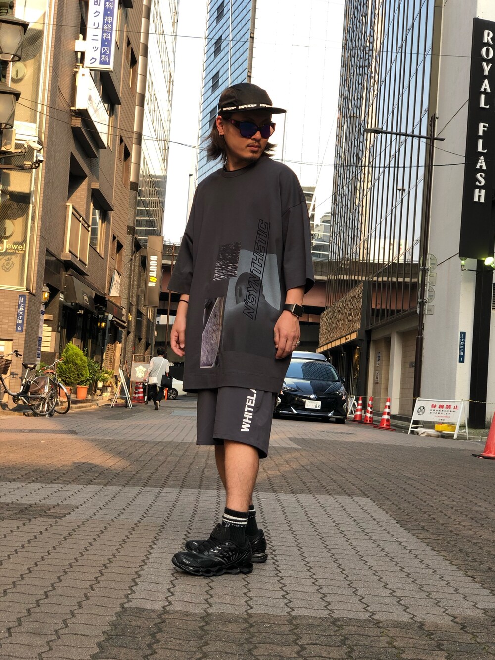 グレー系のその他パンツを着用したメンズの夏コーディネートの1枚目の写真